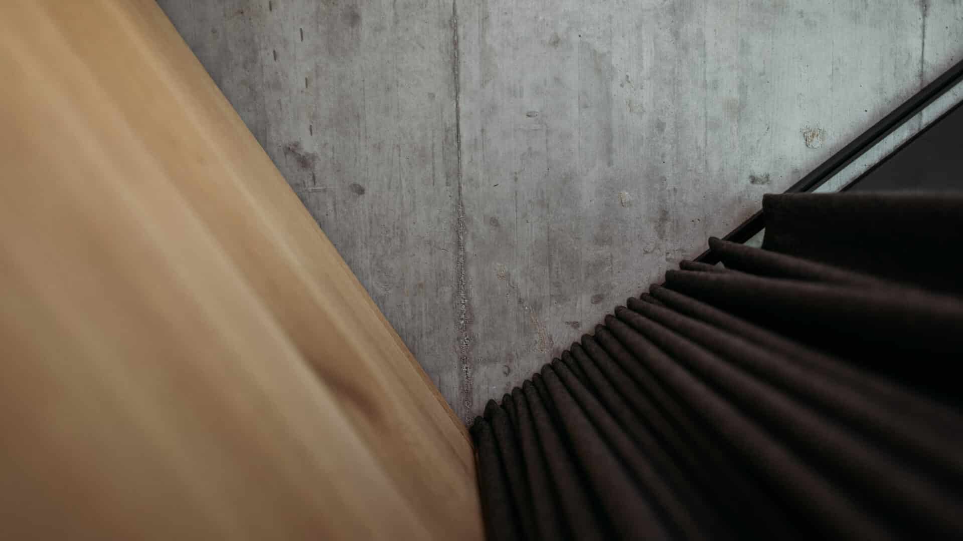 Detail: verschiedene Materialien wie Holz, Beton, Stoff im Gästehaus Freiform