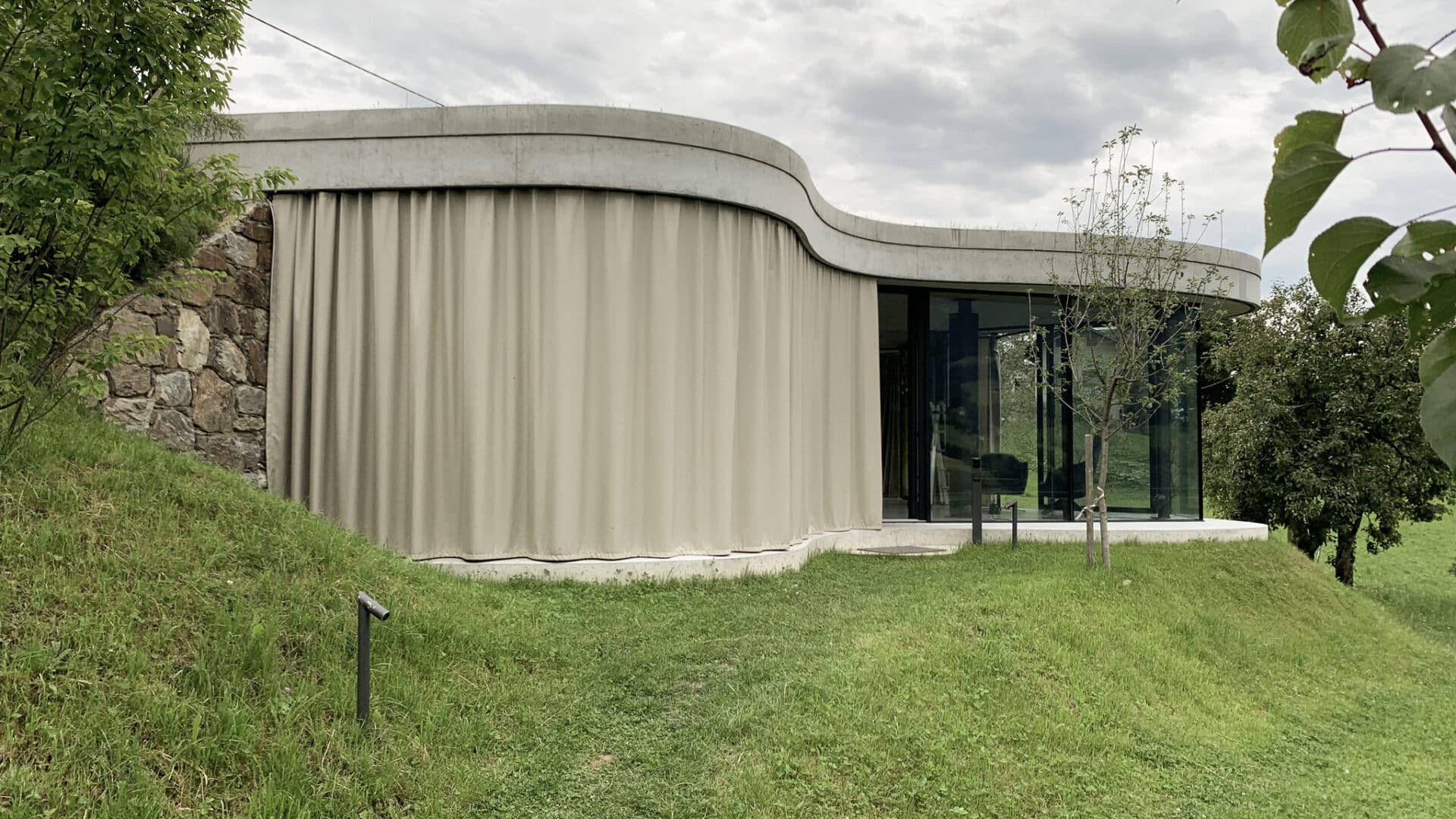 Blick auf das Gästehaus Freiform mit Außengardine