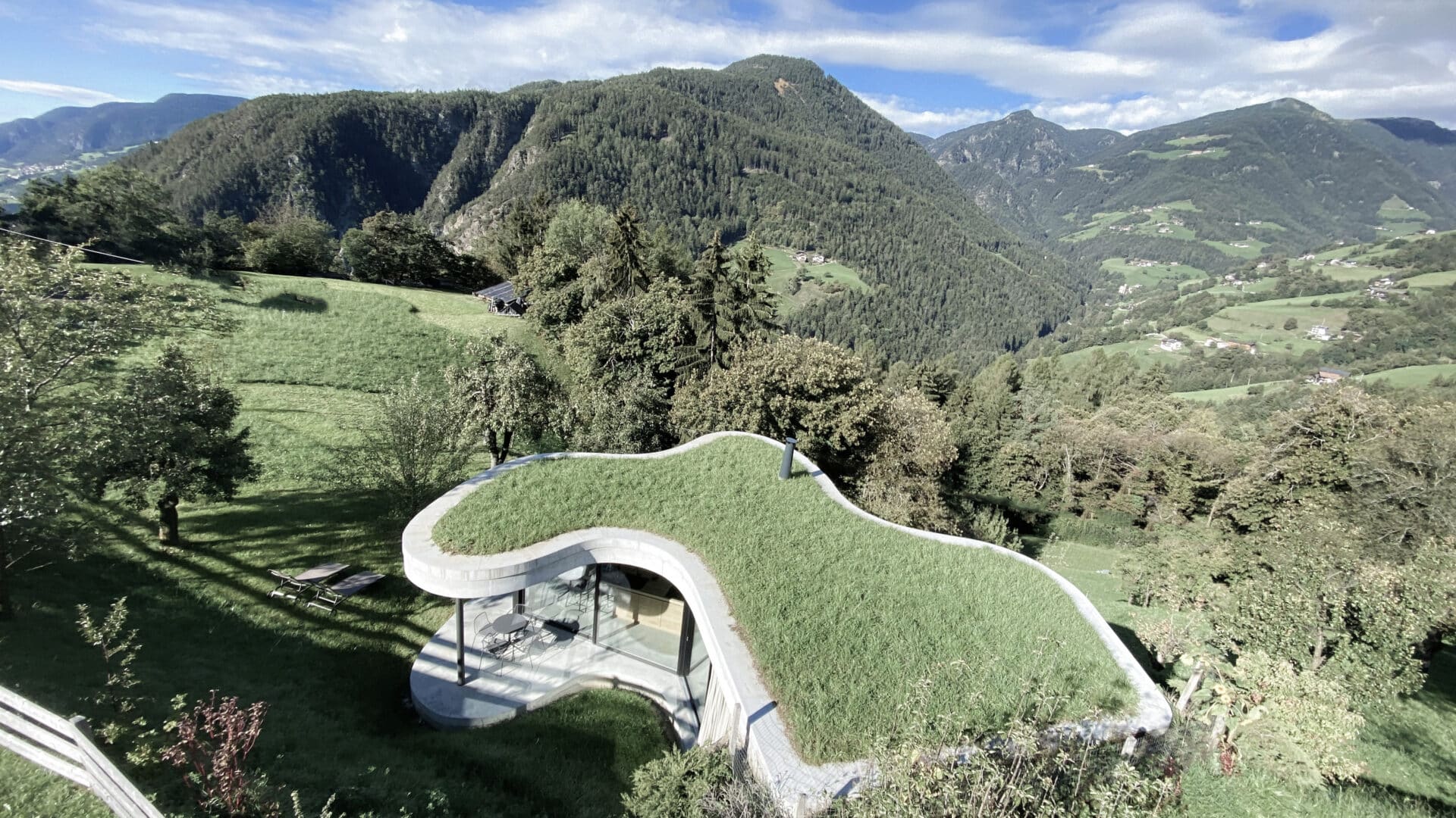 Blick auf die organischen Umrisse des Gästehaus Freiform