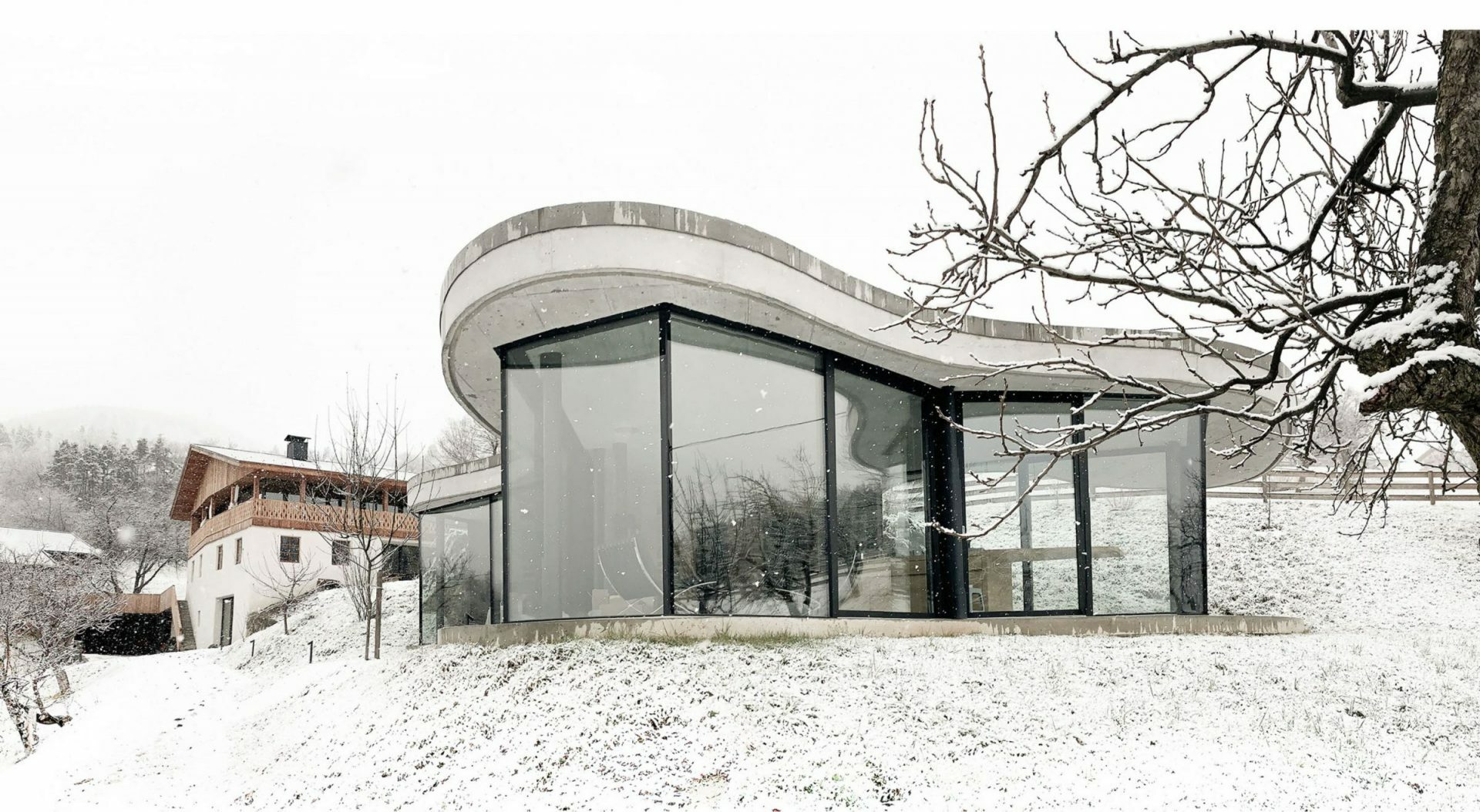 Blick von unten aufs Haus im Winter mit Schnee, Gästehaus Freiform