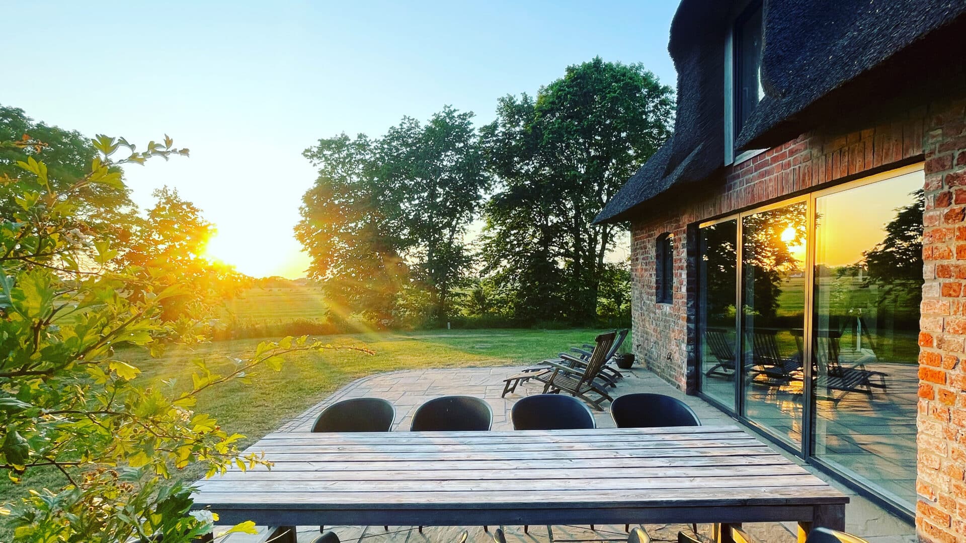 Terrasse mit Essplatz bei Sonnenuntergang des Friesensteern