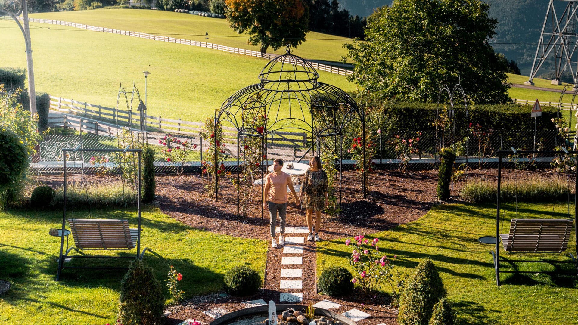 Garten und Ausblick auf die Berge im Gloriette Guesthouse
