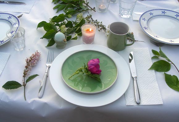 gedeckter Platz am Tisch mit Blumen auf Hof Grillenöd