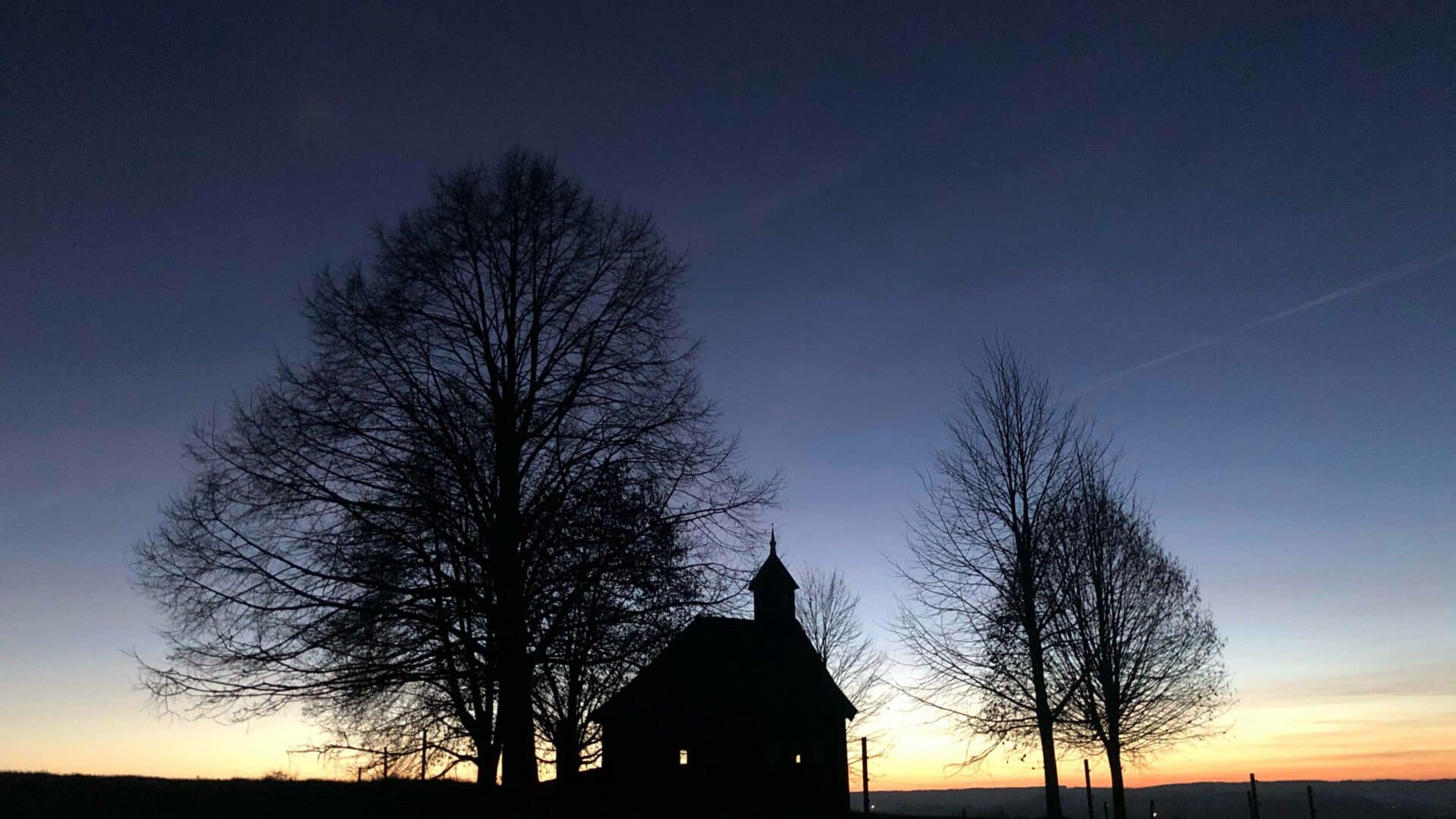 Kapelle in der Dämmerung beim Hof Grillenöd