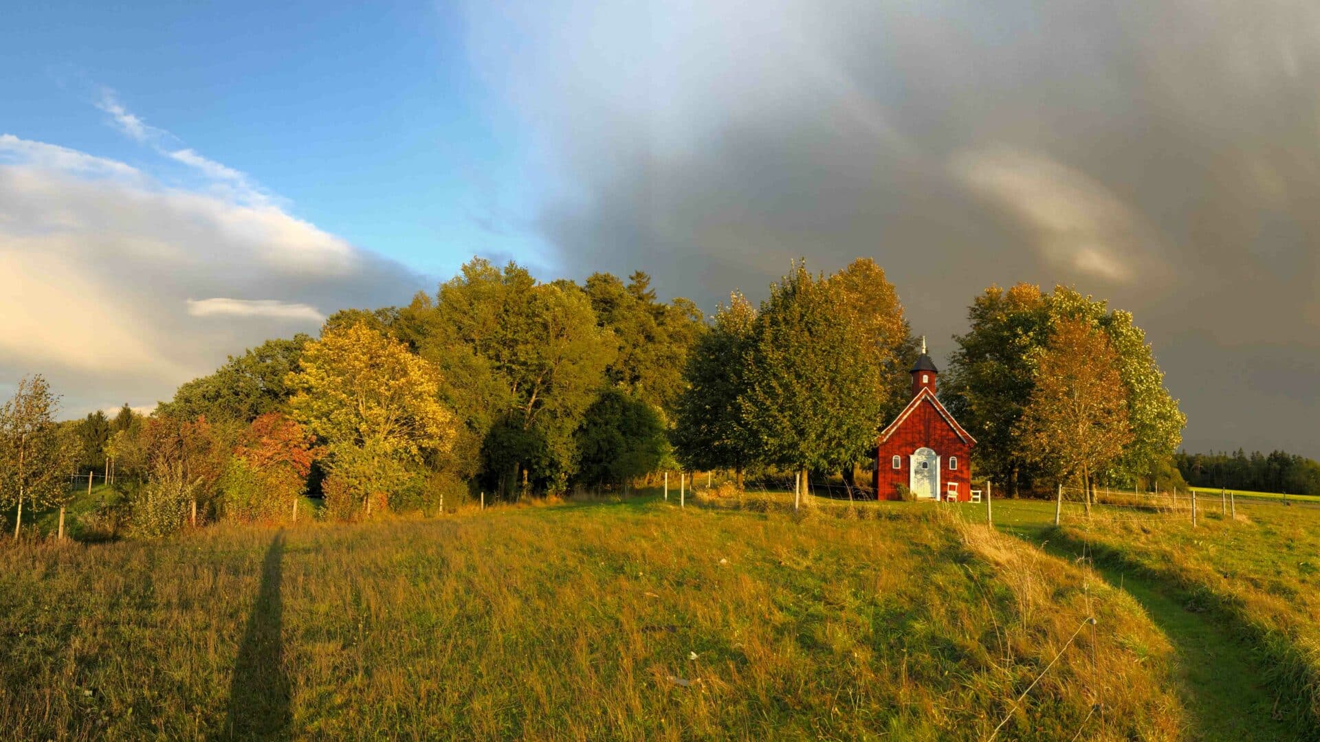 kleine Kapelle in der Natur beim Hof Grillenöd