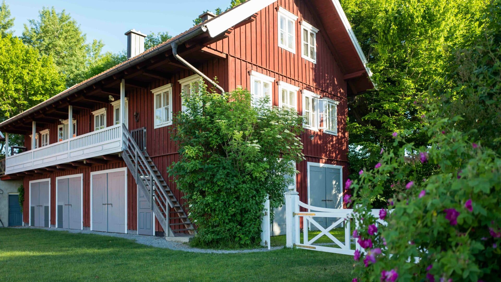 rotes Haus auf Hof Grillenöd