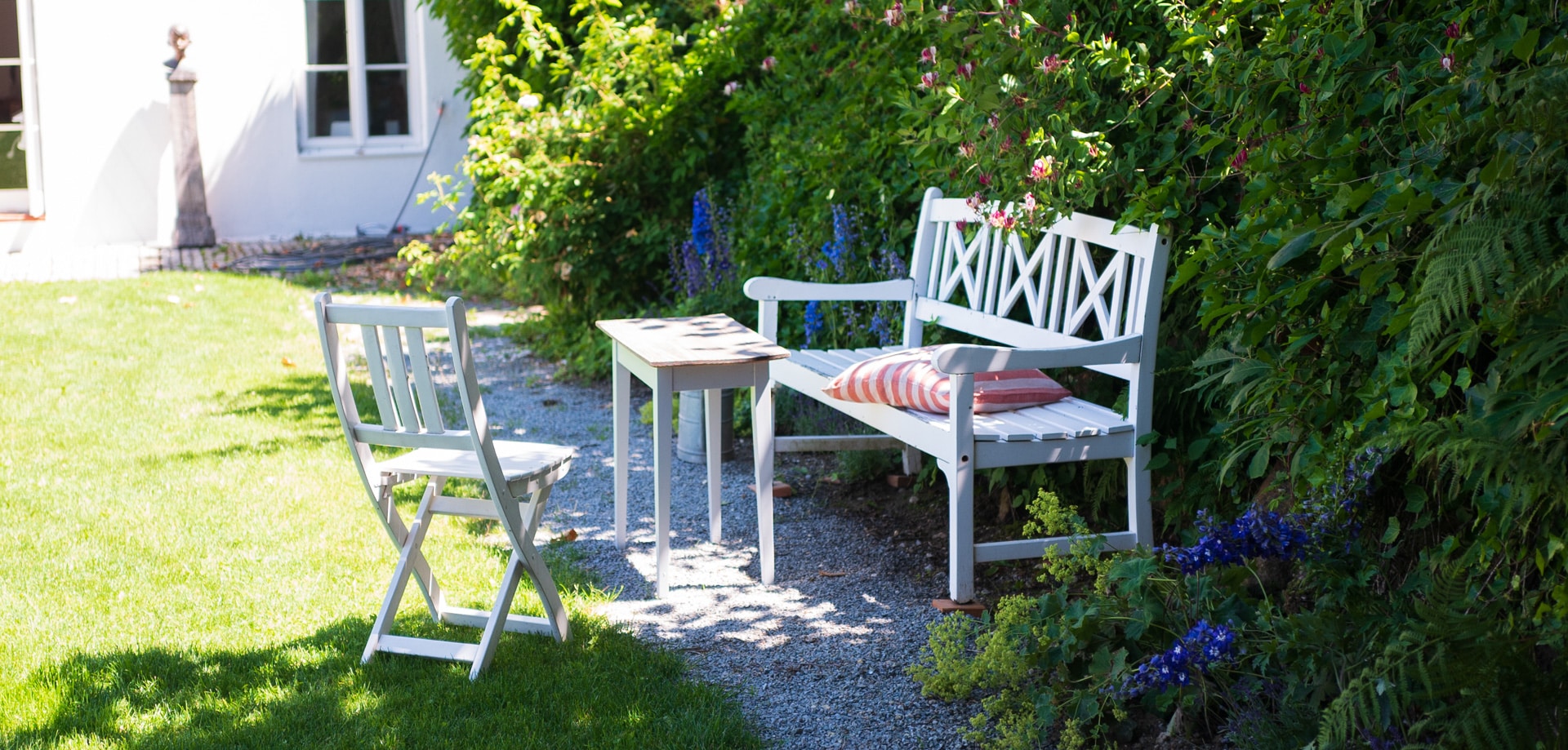 Sitzplatz mit Bank und Stuhl vor dem Haus auf Hof Grillenöd