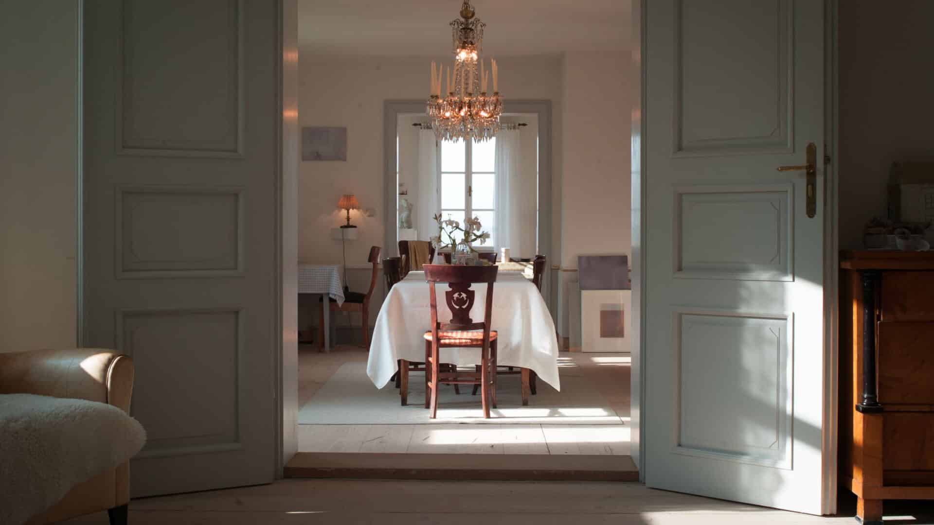 Blick durch Flügeltüren in das Esszimmer auf Hof Grillenöd