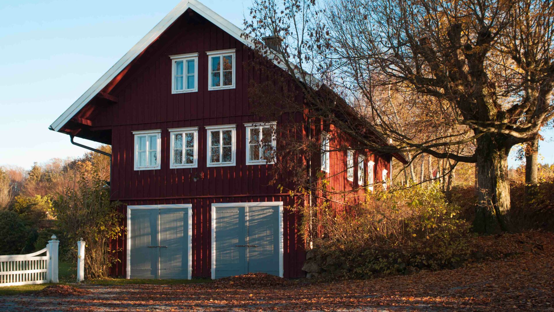 rotes Haus von vorne auf Hof Grillenöd