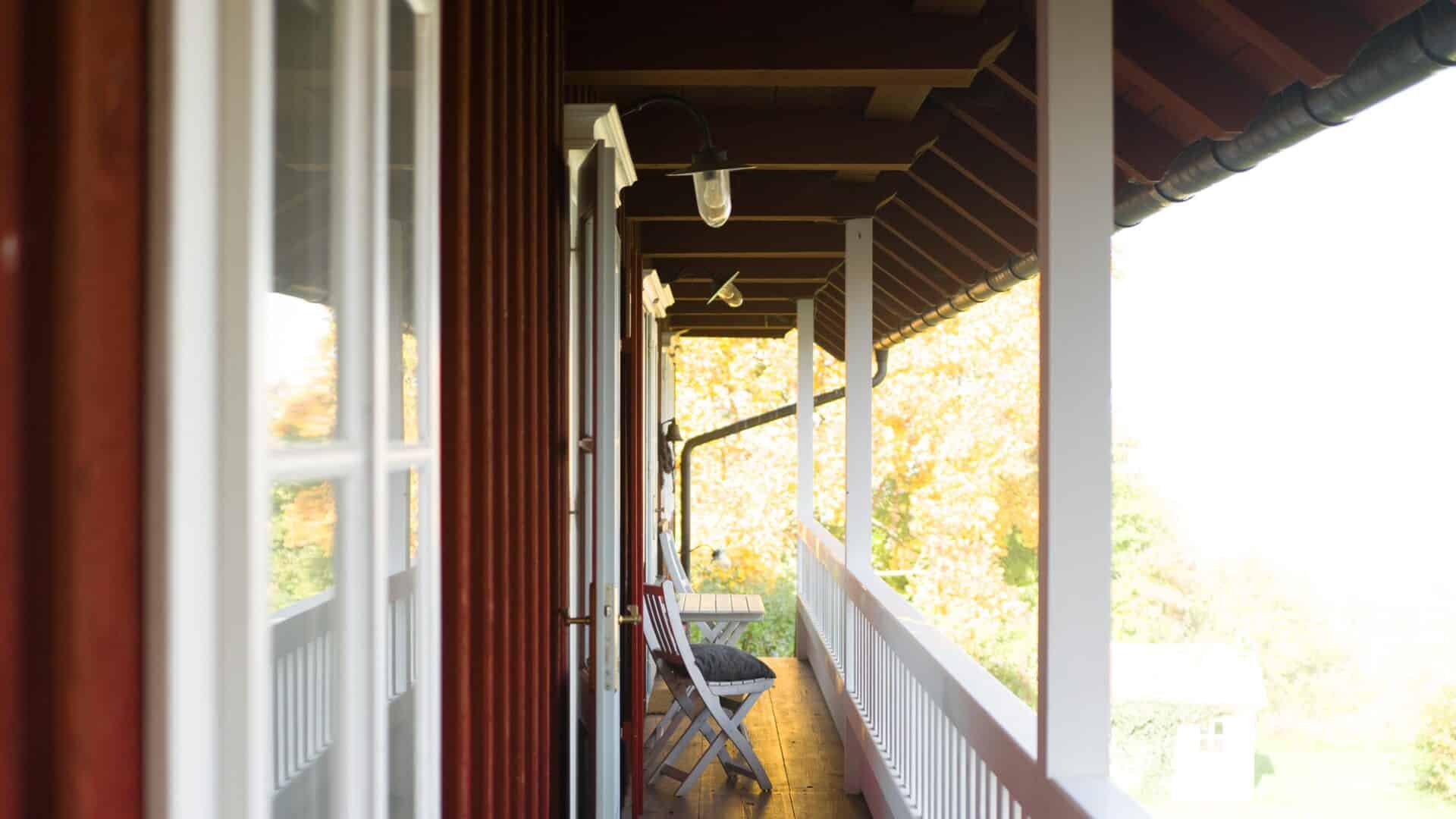Balkon des roten Hauses auf Hof Grillenöd