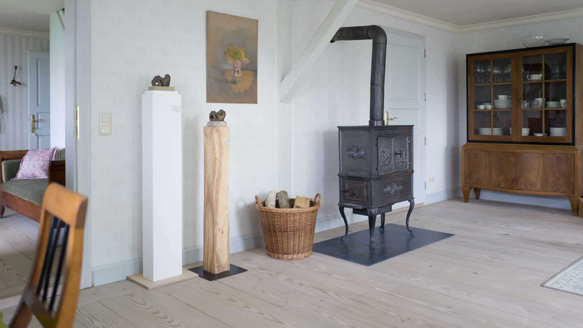 antiker Ofen im Wohnraum auf Hof Grillenöd