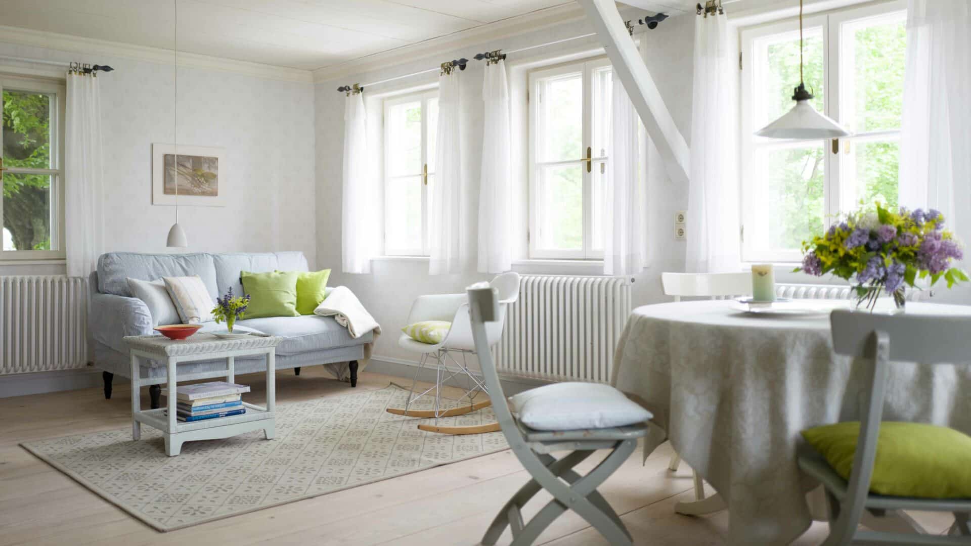 Wohnzimmer mit Sofa und Tisch auf Hof Grillenöd