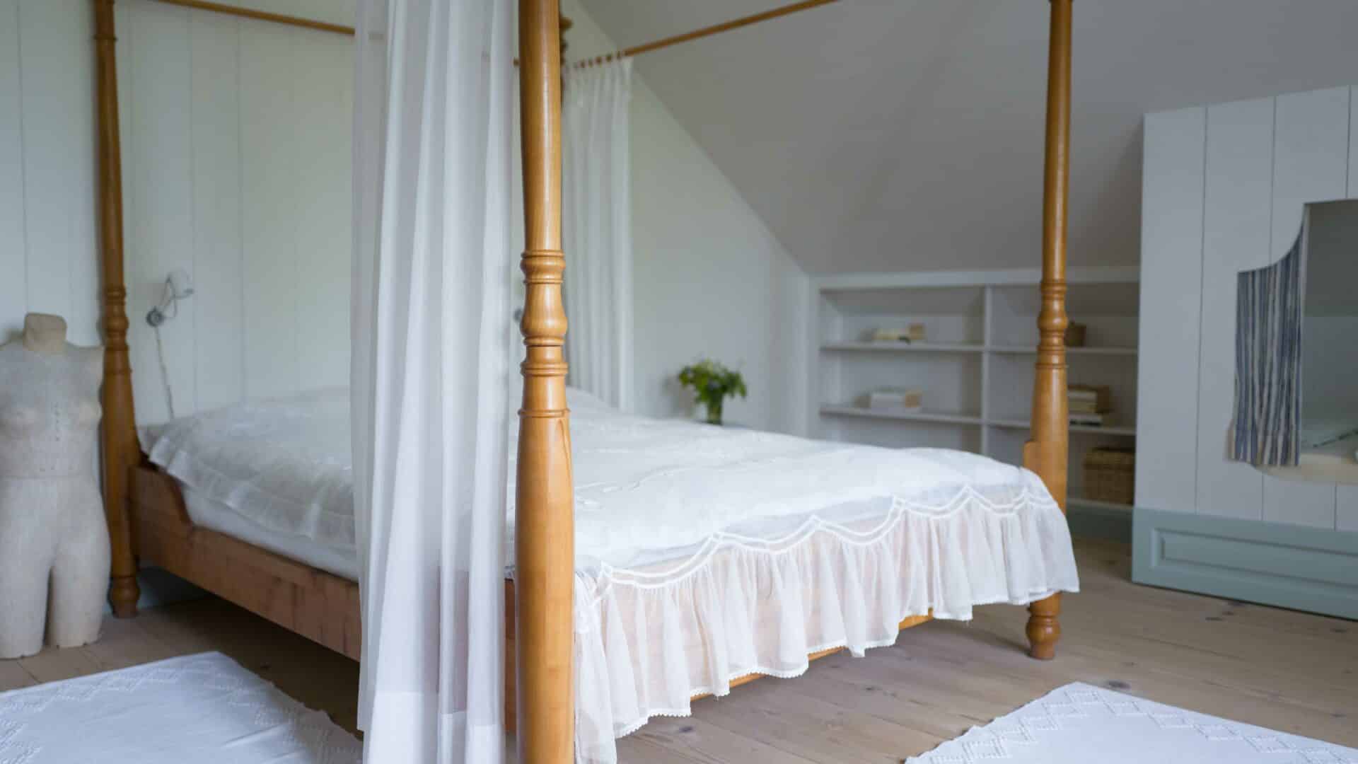 Himmelbett aus Holz auf Hof Grillenöd