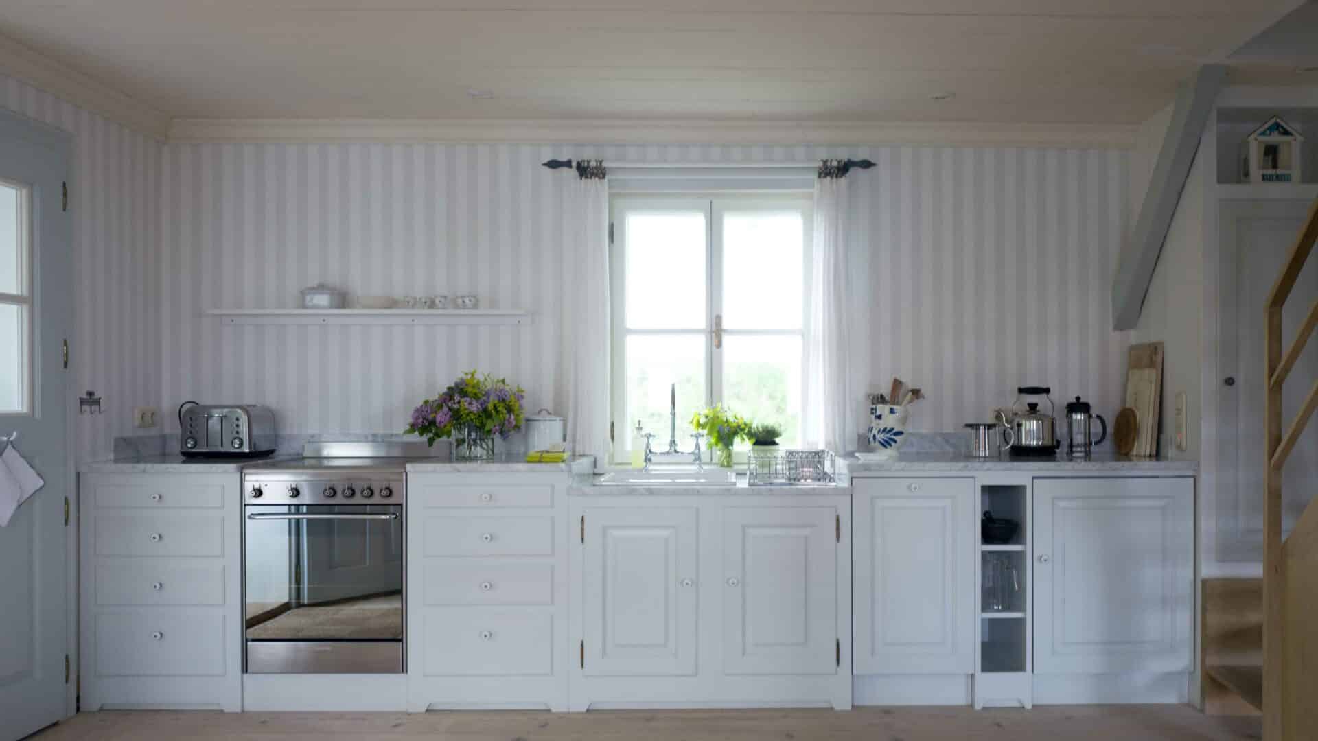 Kühenzeile mit frischen Blumen auf Hof Grillenöd