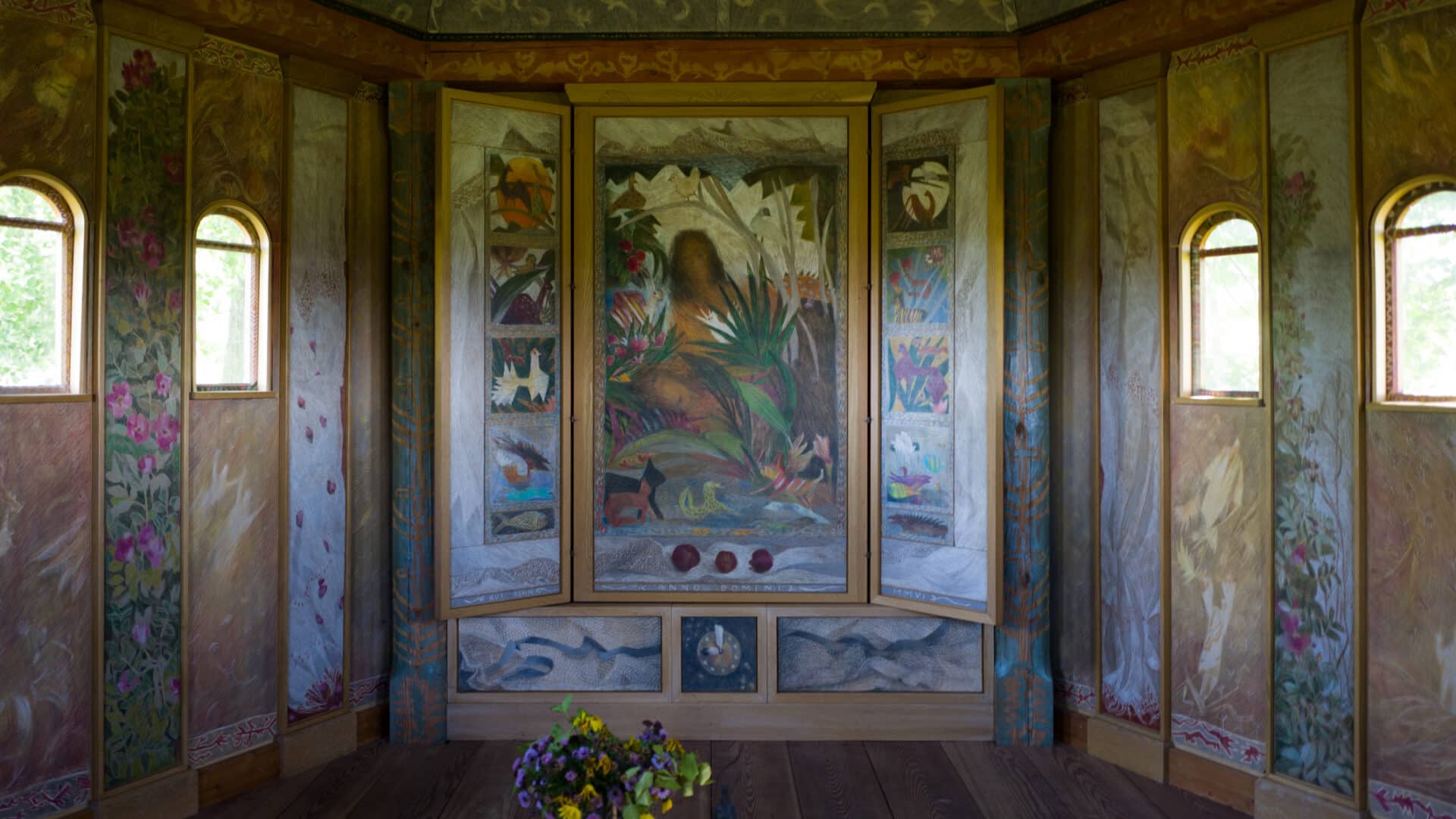 Kunstwerk in kleiner Kapelle bei Hof Grillenöd