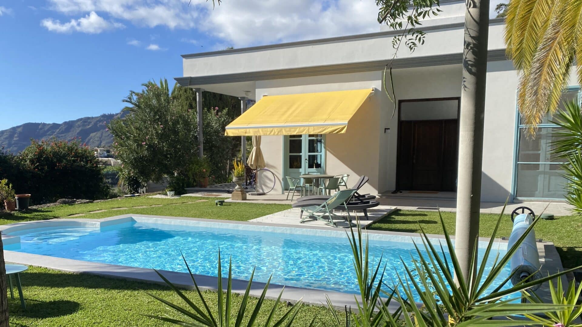 Aussenansicht Villa, Terrasse und Pool
