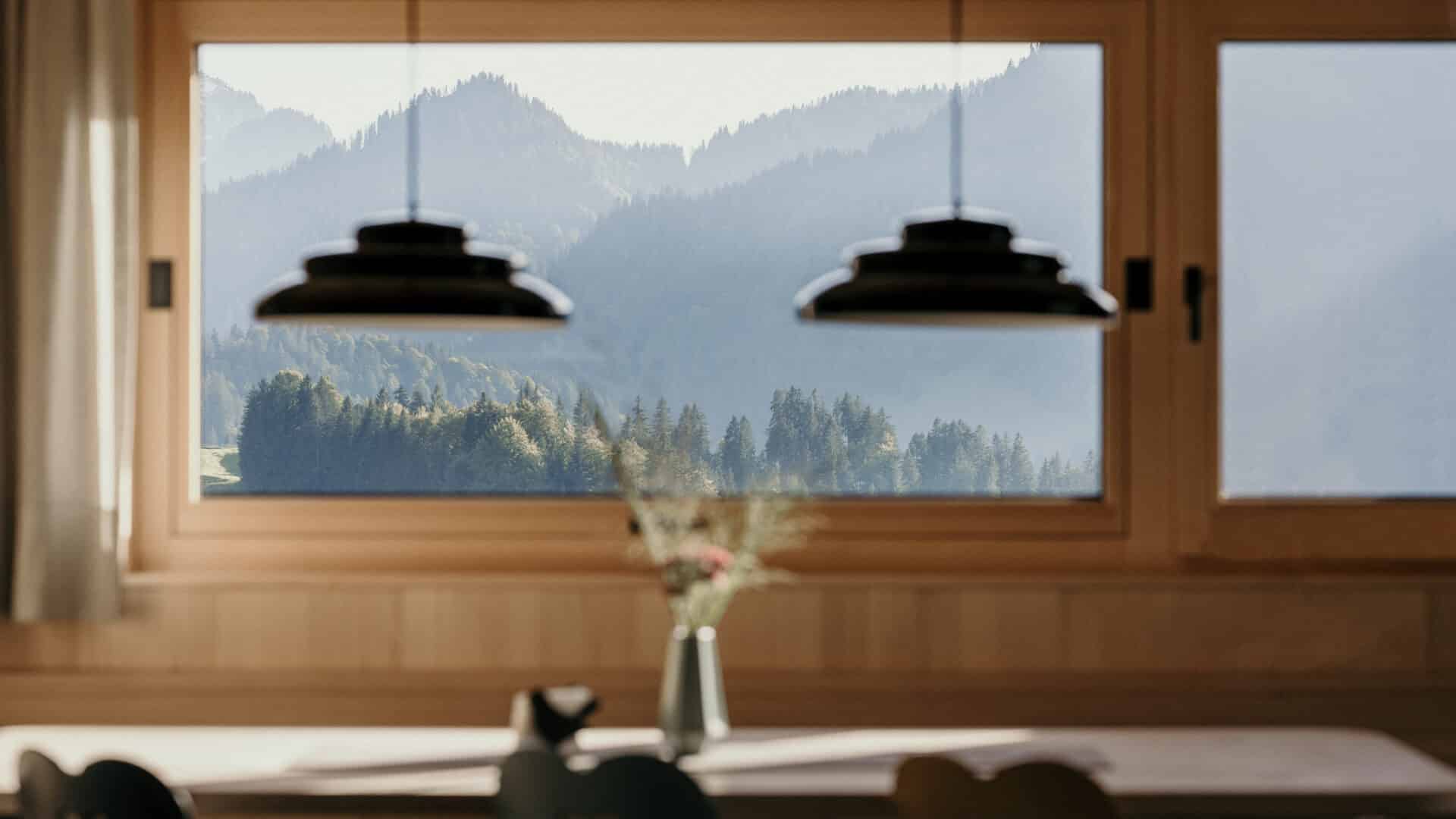 Essplatz mit Blick auf Bergpanorama im Halwina Hideaway