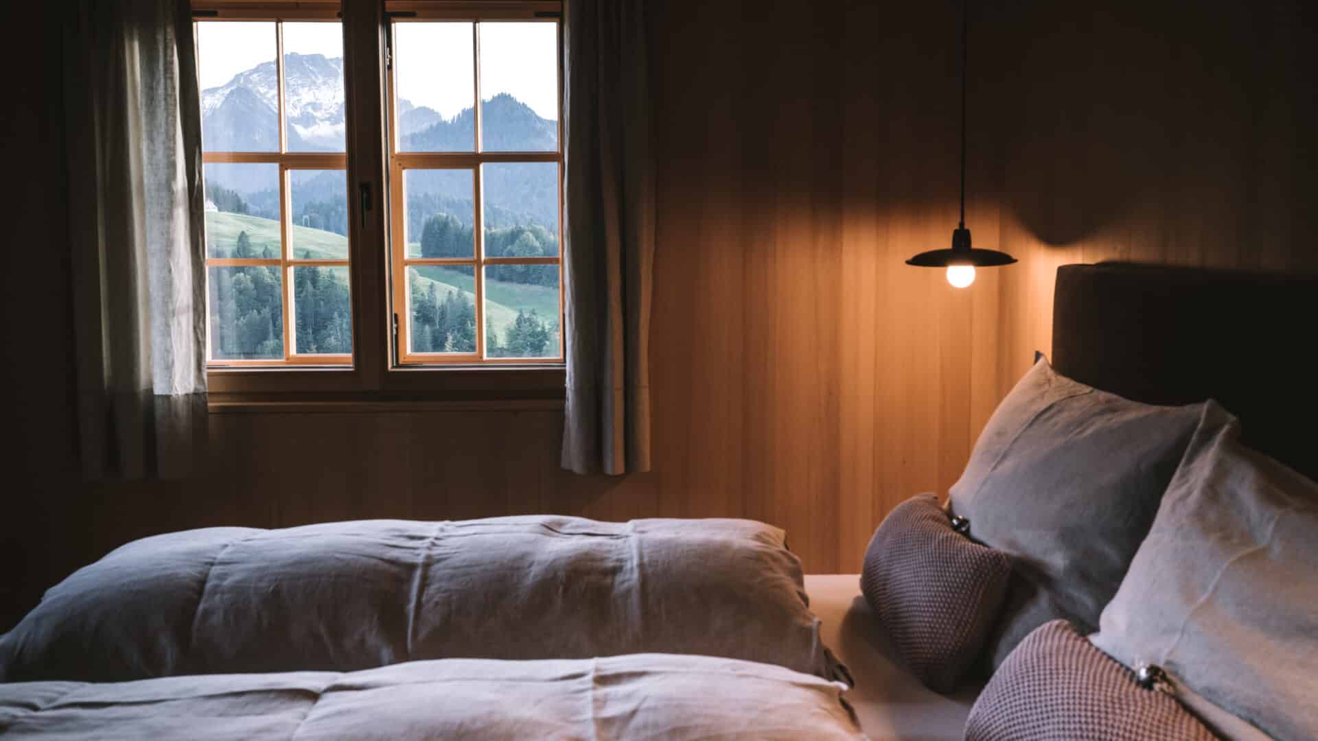 Doppelbett und Blick aus dem Fenster im Halwina Hideaway