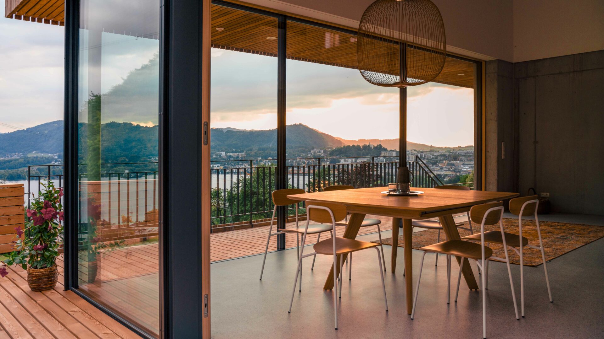 Wohnzimmer mit Ausblick im Haus Moosberg