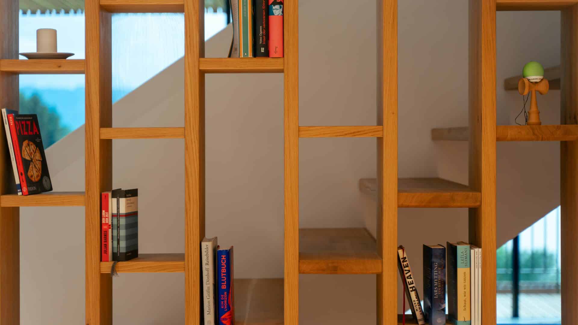 Regal in der Küche mit Kochbüchern im Haus Moosberg