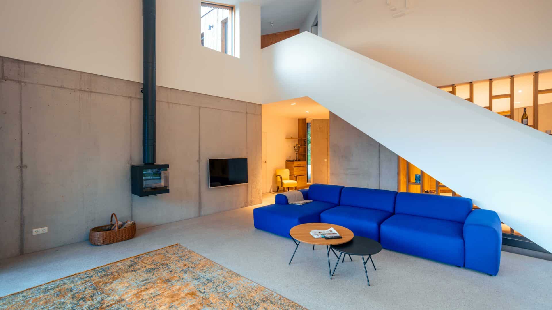 offener Wohnraum mit Treppe im Haus Moosberg