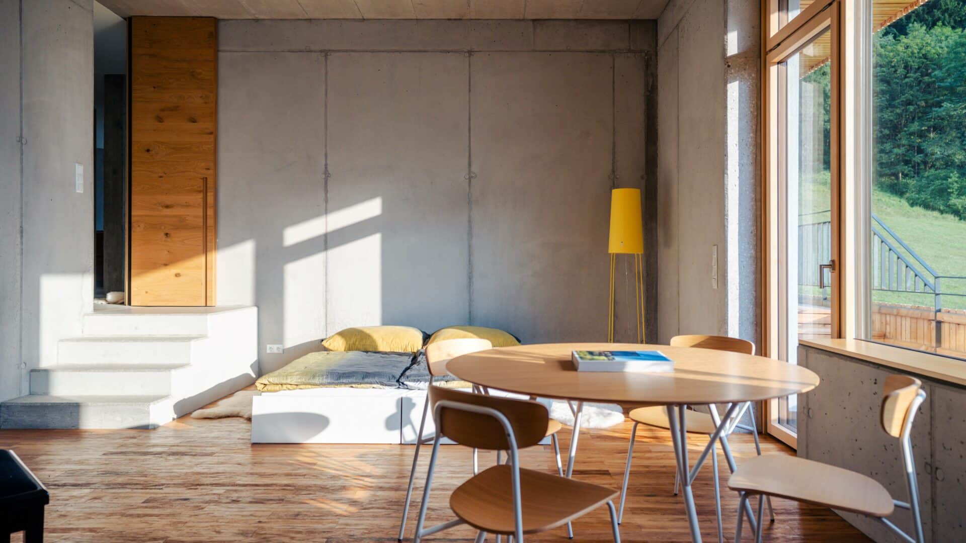 Schlafzimmer mit Bett und Tisch im Haus Mossberg