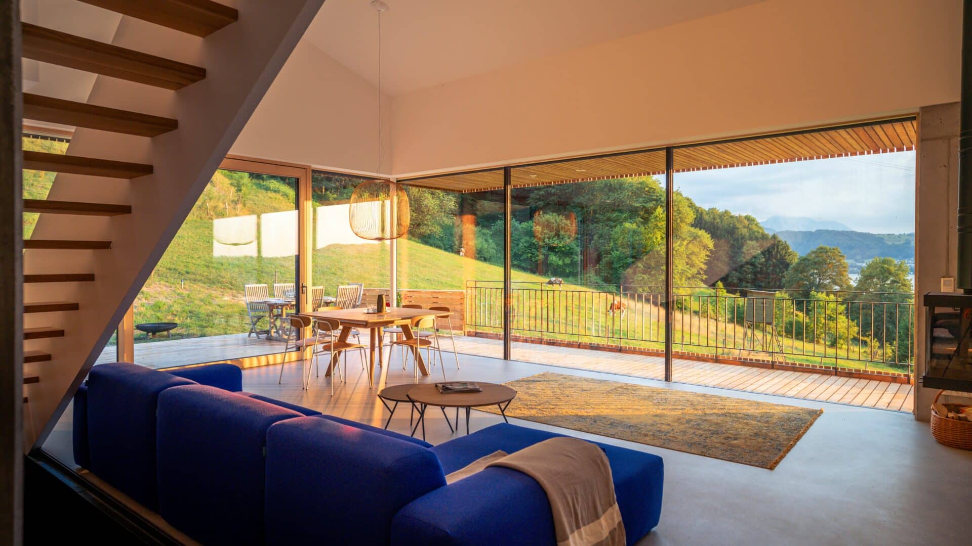 Wohnzimmer mit Blick in die Natur im Haus Moosberg