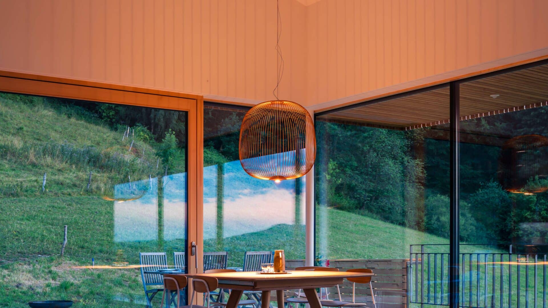 Wohnraum mit Blick durch die Fenster in die Umgebung im Haus Moosberg