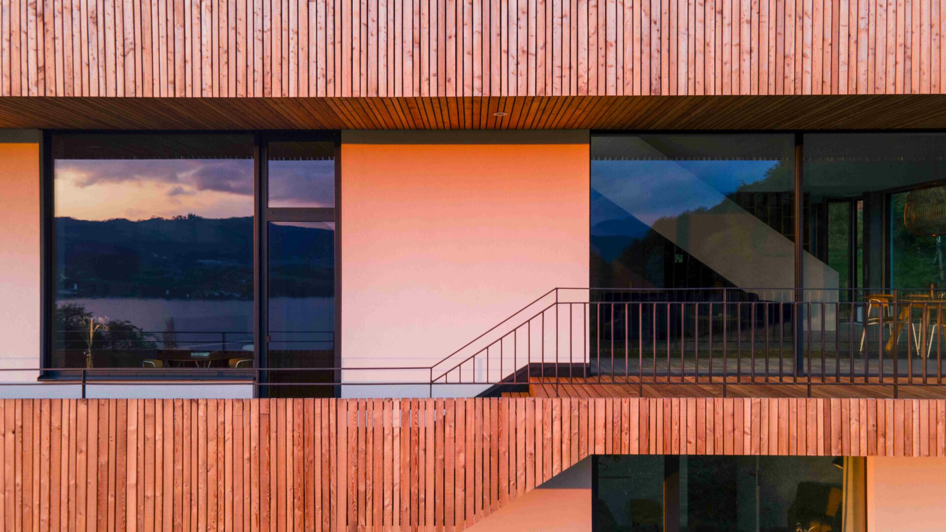 Holzfassade mit zwei Ebenen des Haus Moosberg