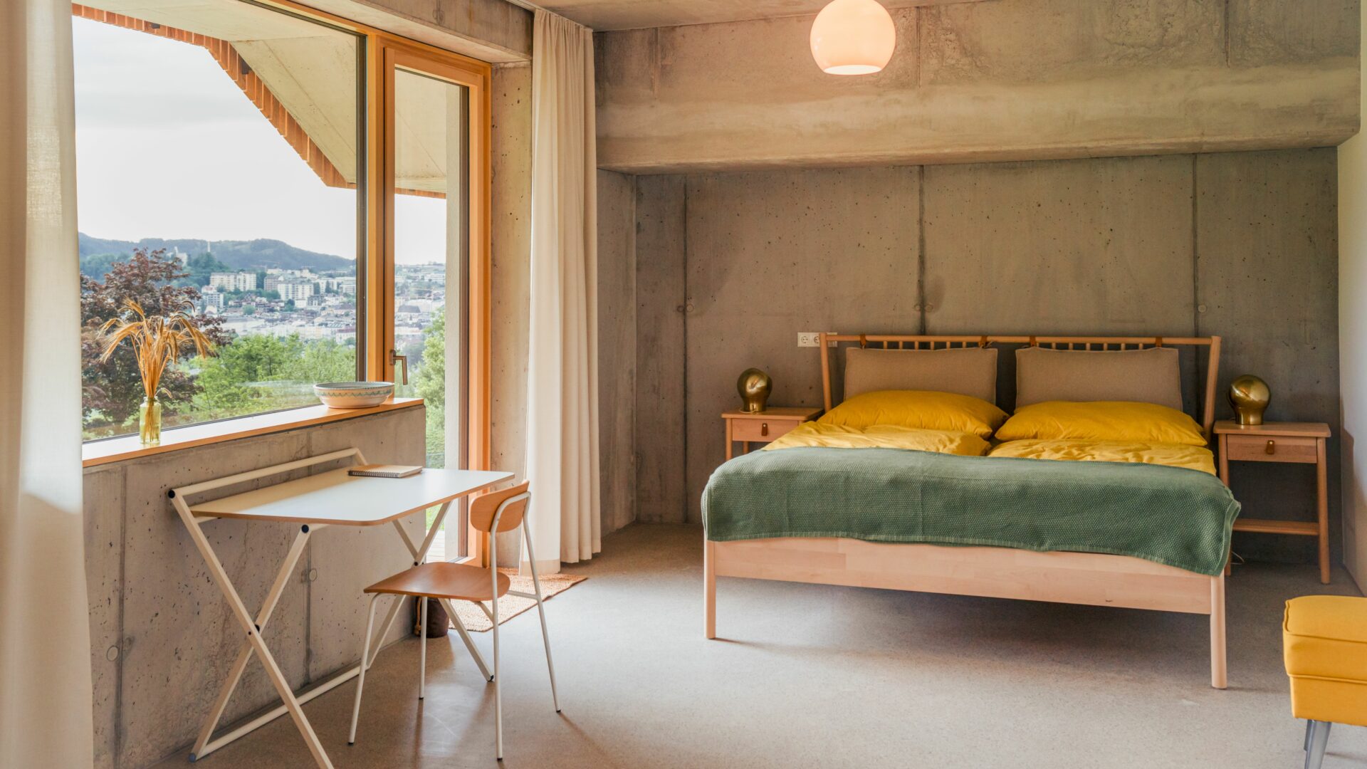 Schlafzimmer mit Arbeitsplatz im Haus Moosberg