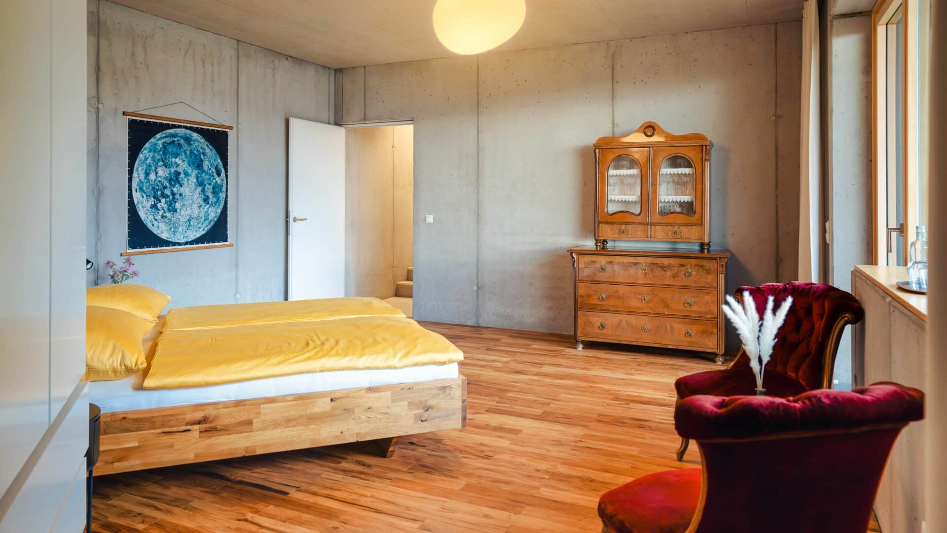 Schlafzimmer mit antikem Schrank im Haus Moosberg