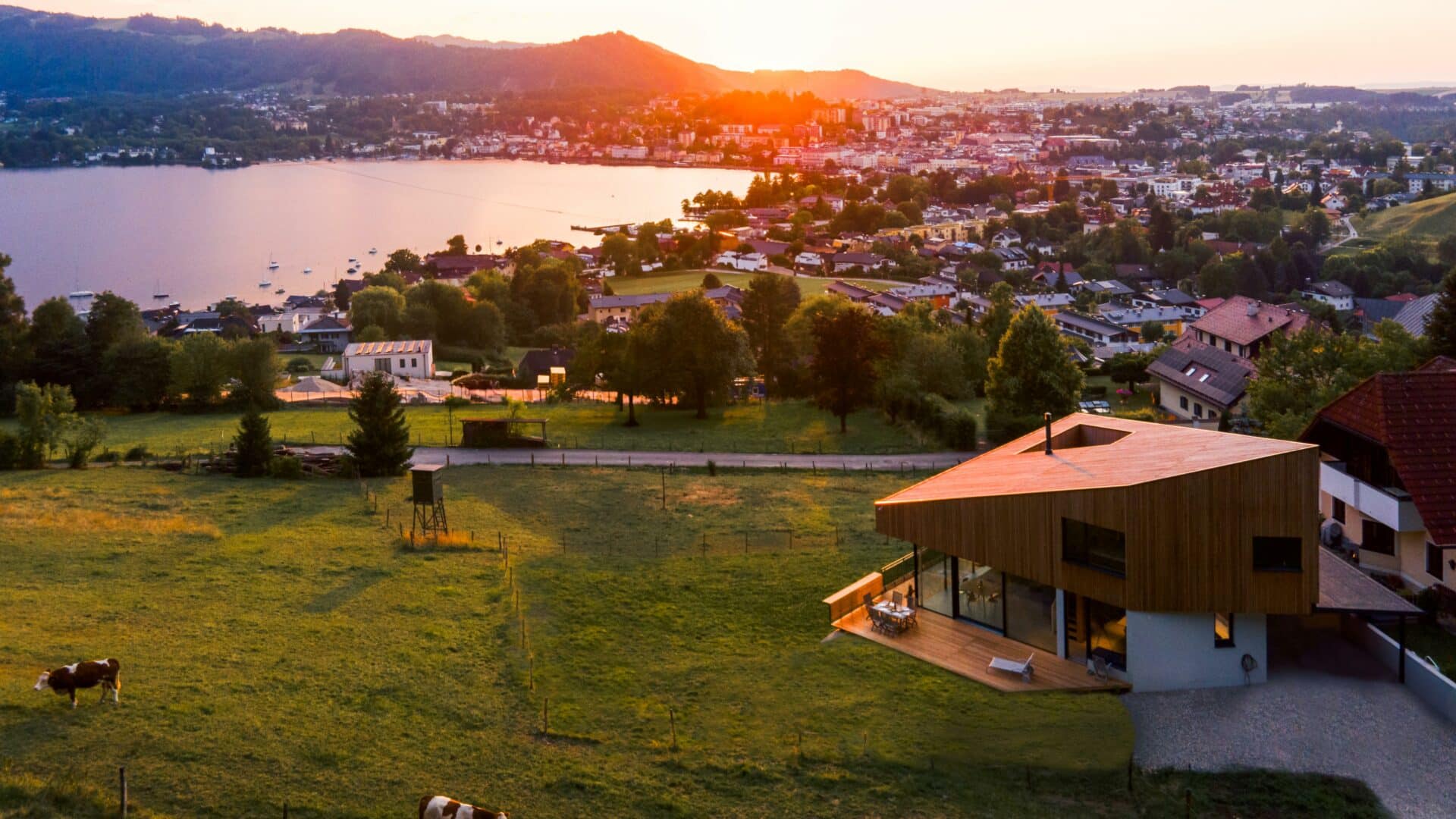 Blick auf das Haus Moosberg und den Traunsee