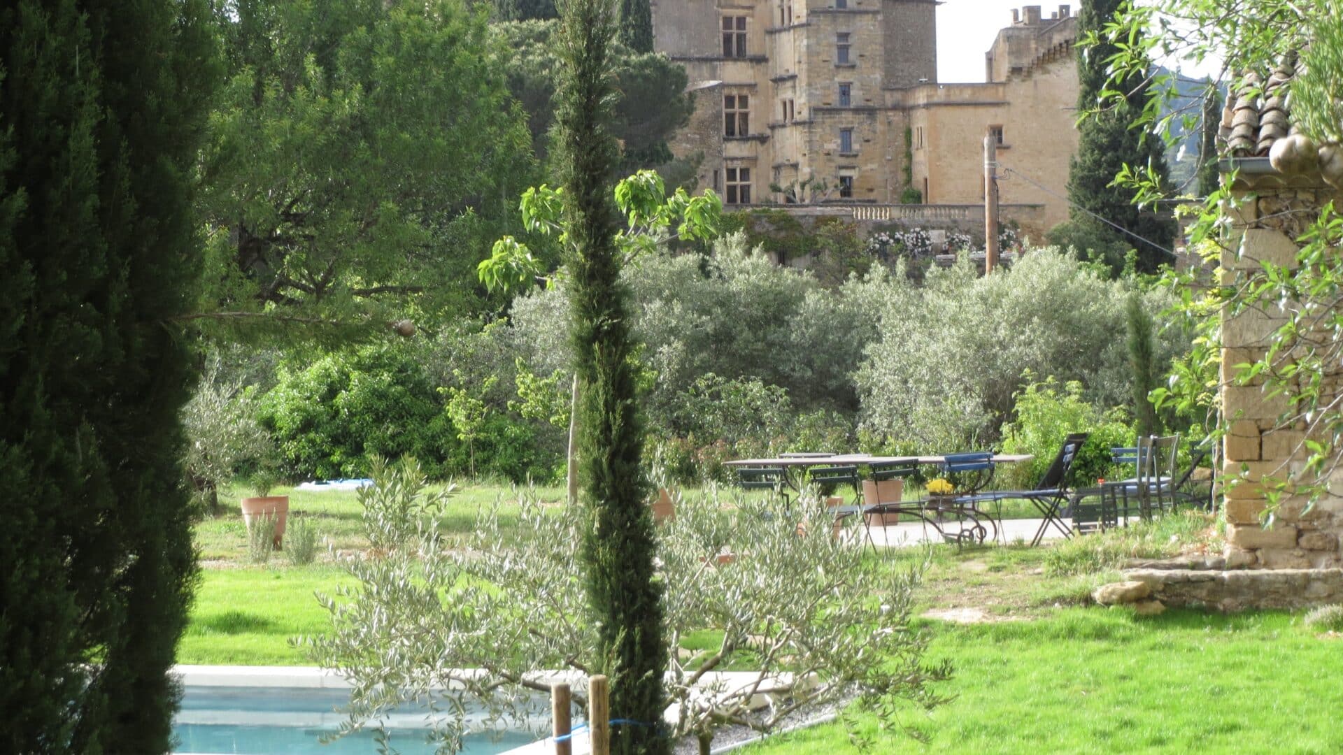 Garten mit Pool und Essplatz im Le Pigeonnier