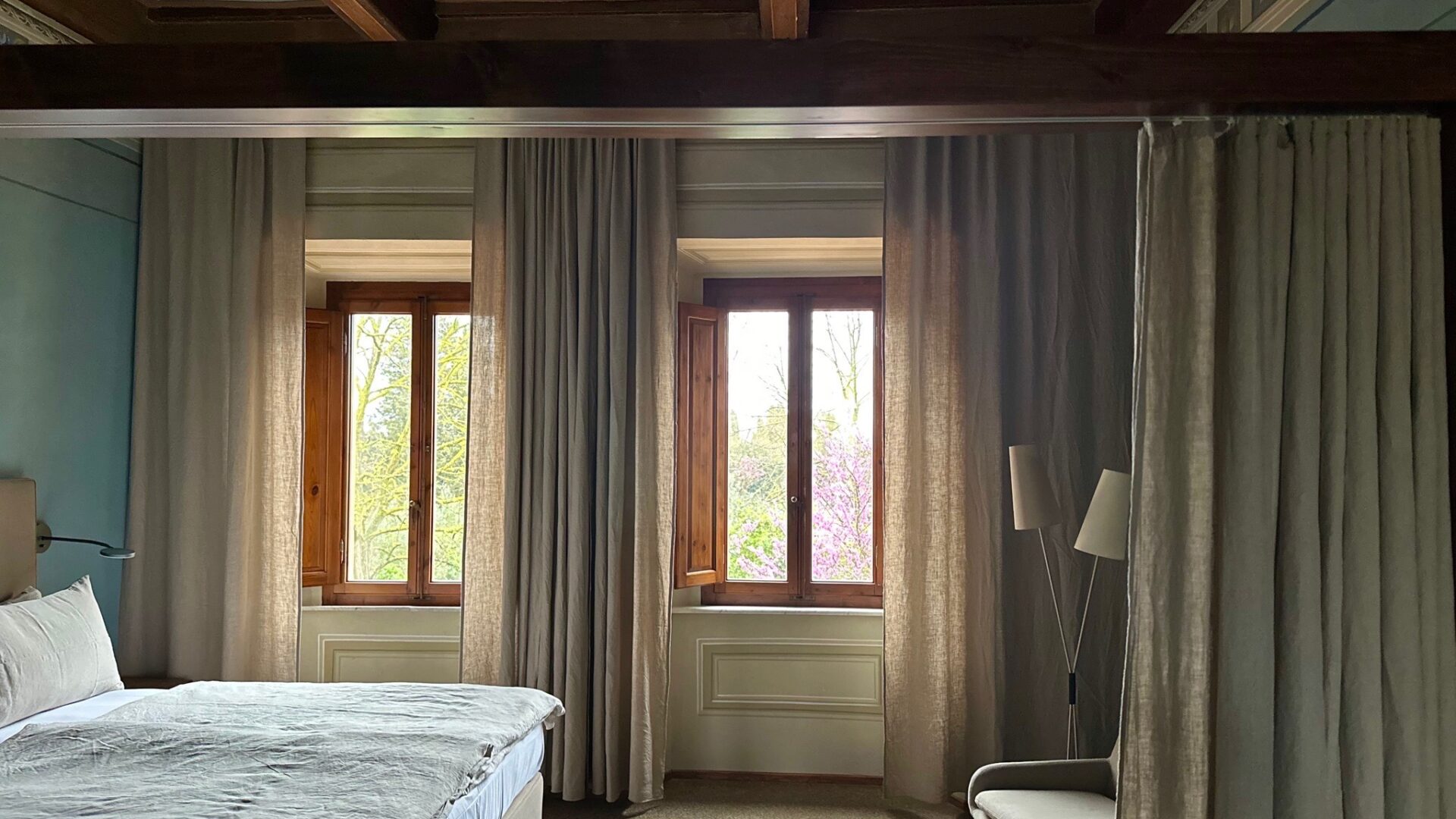 Schlafzimmer mit zwei großen Fenstern