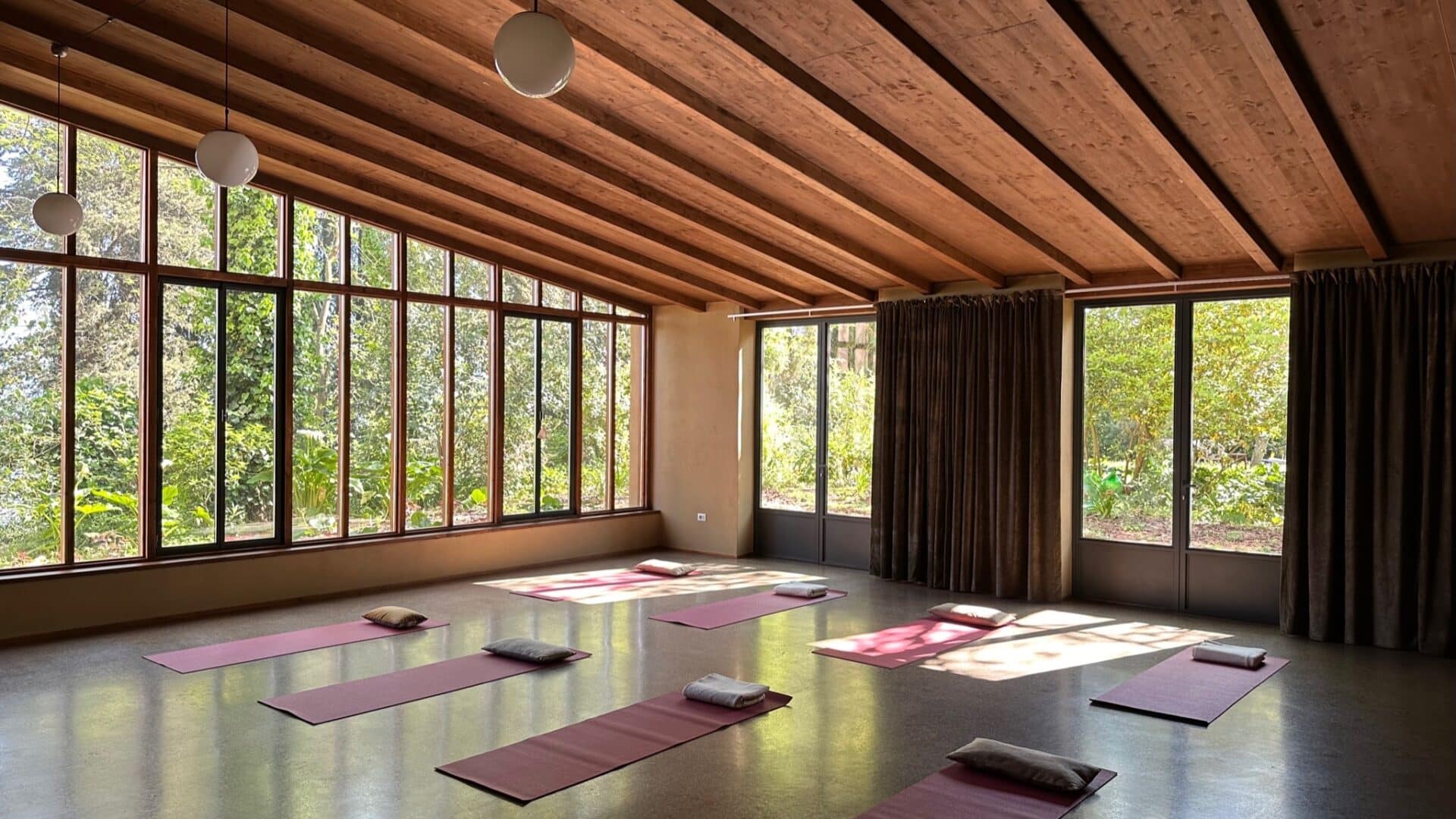 Saal mit Yogamatten im Palazzo