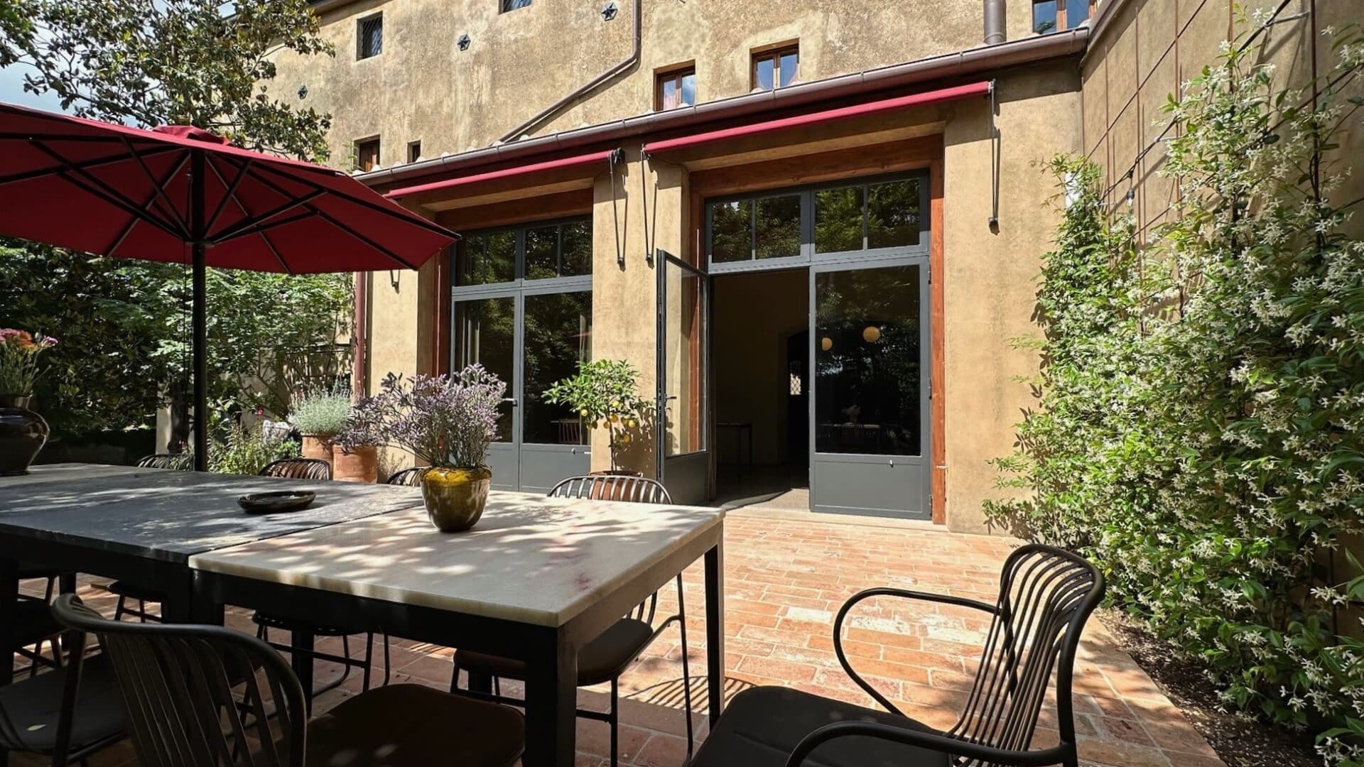 Tisch im Innenhof des Palazzo