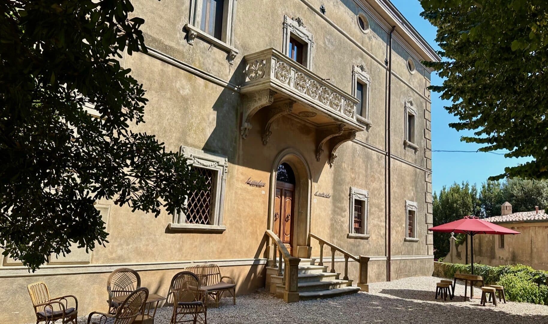 Fassade des Palazzo im Sonnenlicht