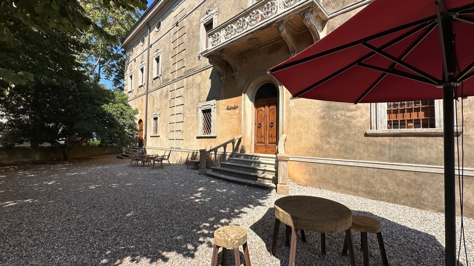 Haus mit Vorplatz des Palazzo