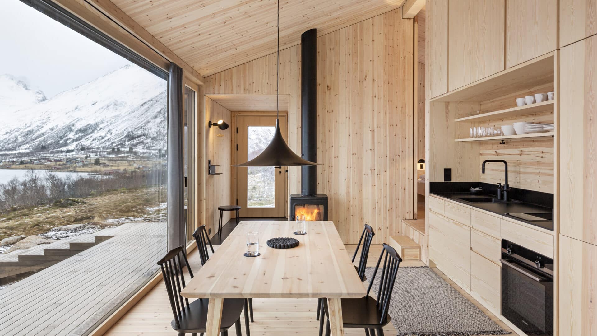 Wohn- und Esszimmer mit großem Tisch