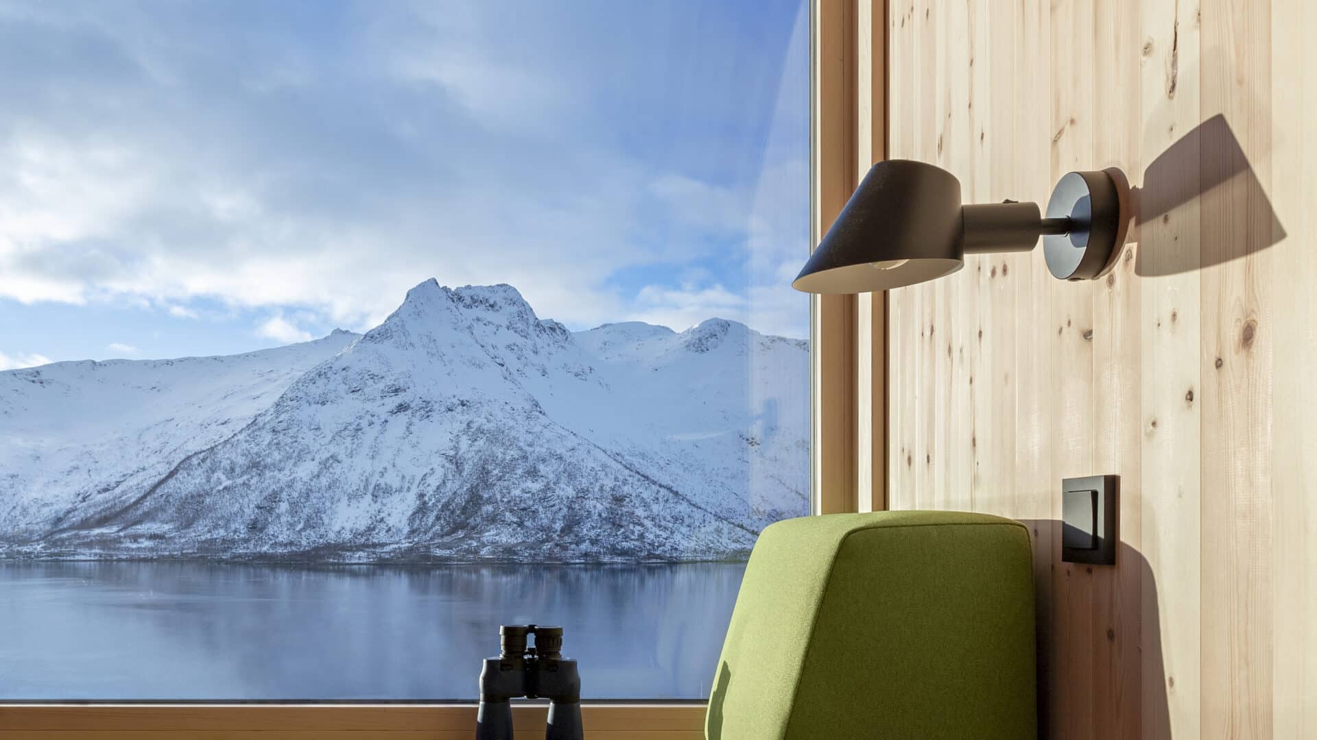 Sitzplatz mit grünem Polster am Fenster