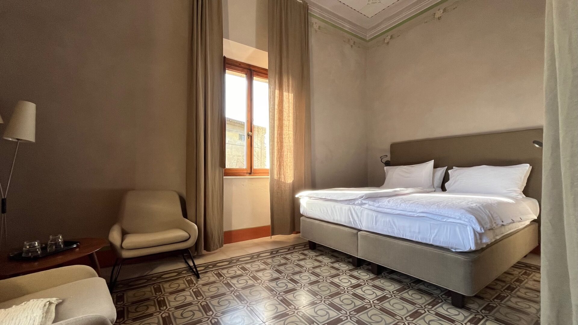 Schlafzimmer mit Doppelbett, antike Fliesen