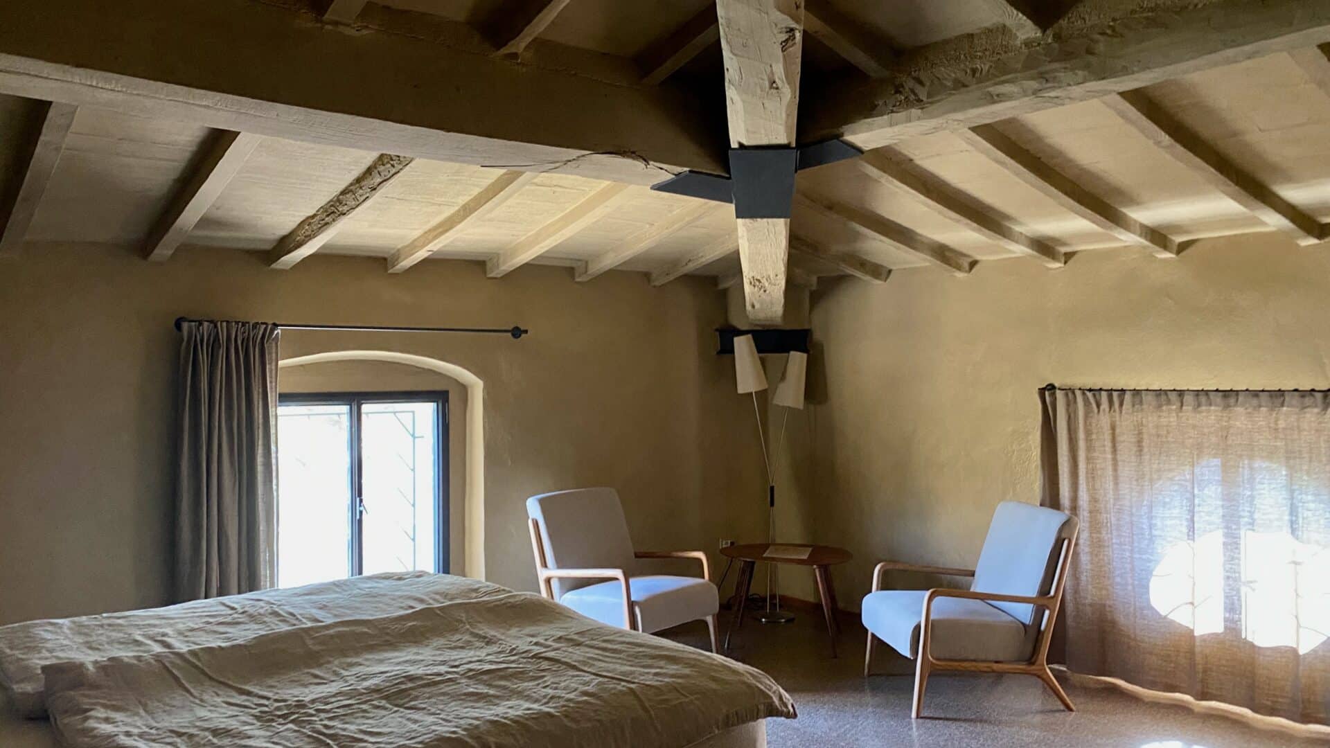 Schlafzimmer mit Doppelbett im Palazzo