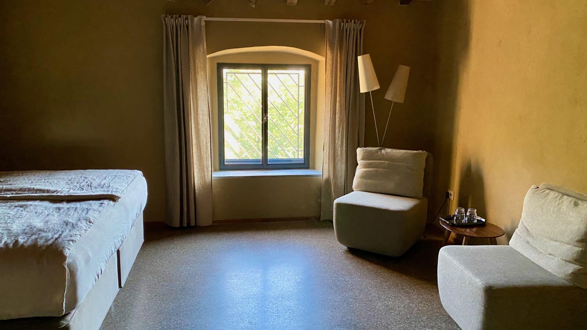 Schlafzimmer mit Fenster im Palazzo