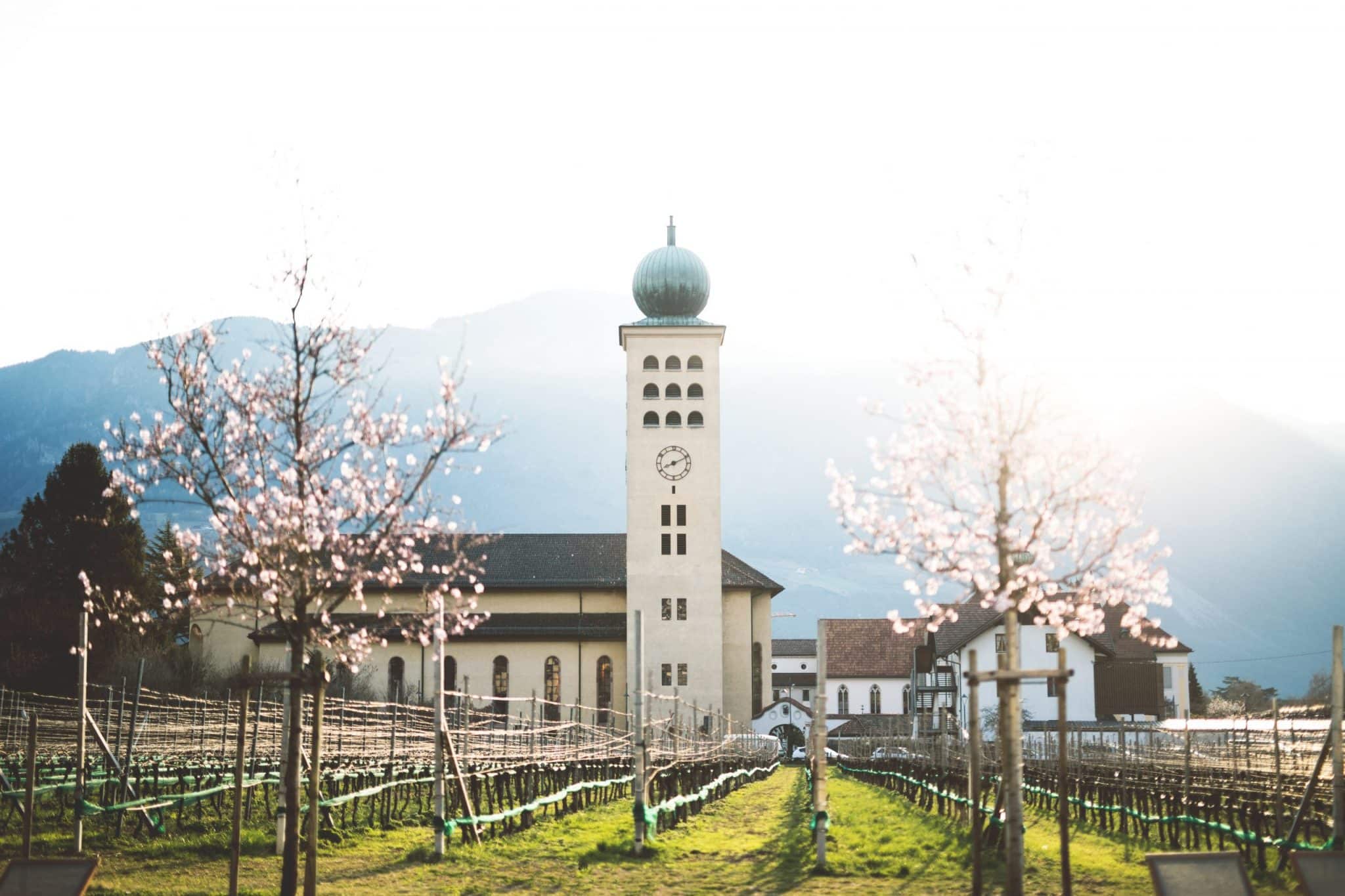 Natur und Kirche in der Umgebung des Hotel Schwarzschmied in Lana Südtirol
