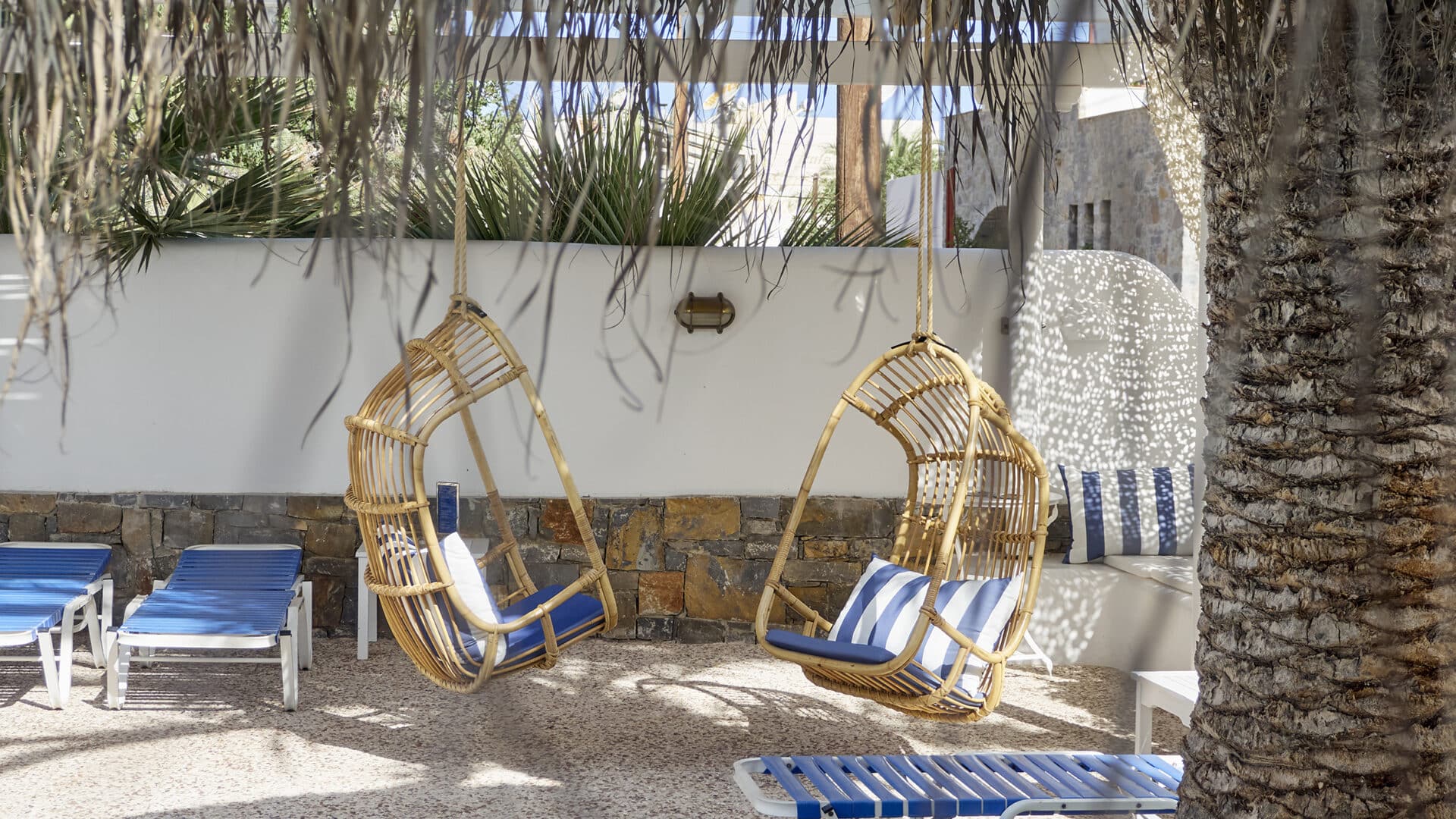 Sonnenliegen am Pool des Ipoocampi Hotel