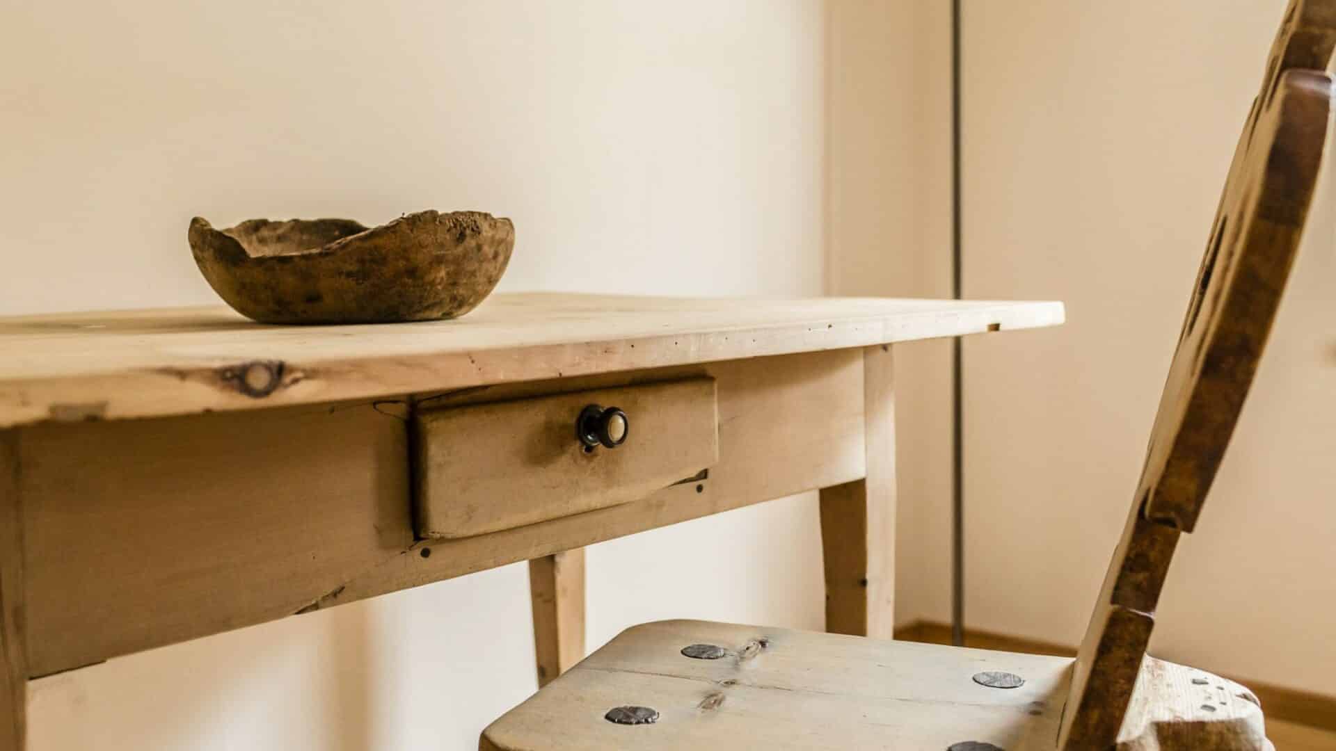 Schreibtisch und Stuhl aus rustikalem Holz