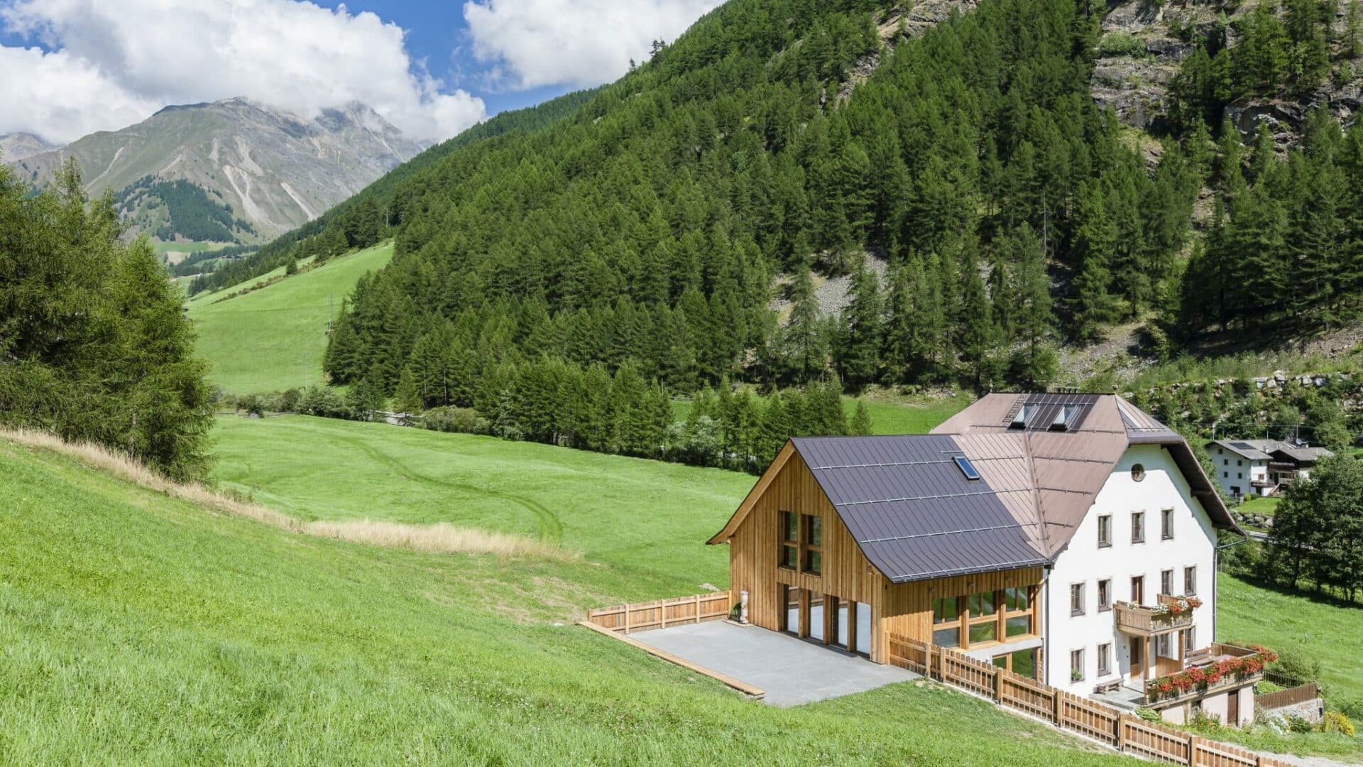 Wiesen und Berge mit dem Ferienhaus