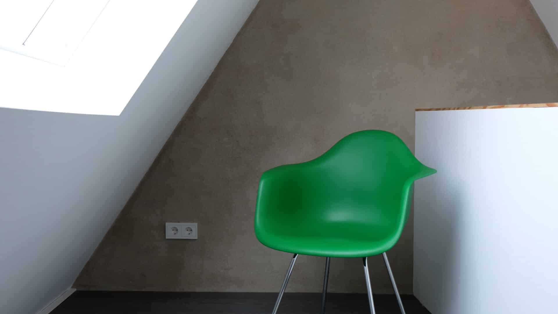 Leseecke mit grünem Stuhl in der Ferienwohnung im Schockelgaul