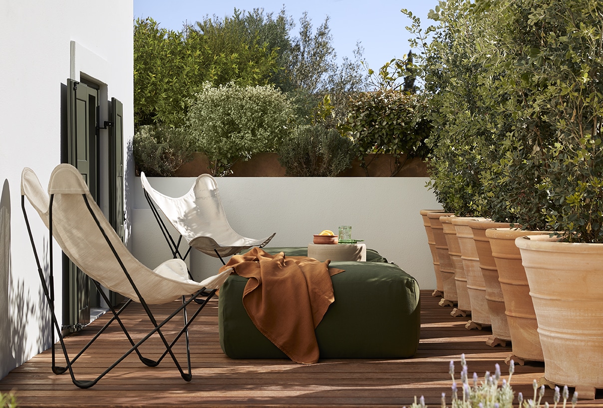 Terrasse mit Loungemöbeln beim Hotel Yayaki
