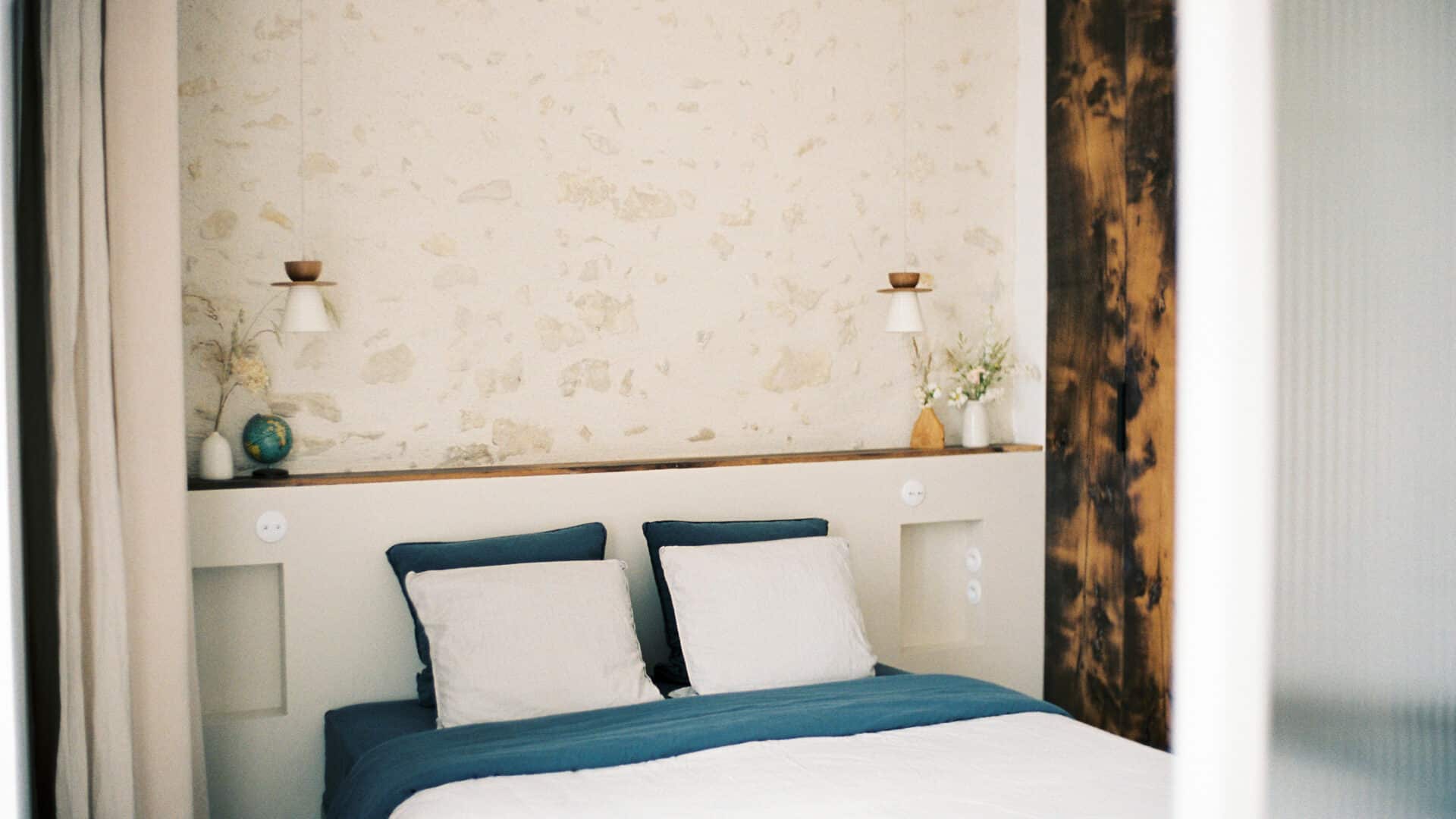 Doppelbett im Schlafzimmer, Maison Le Détour